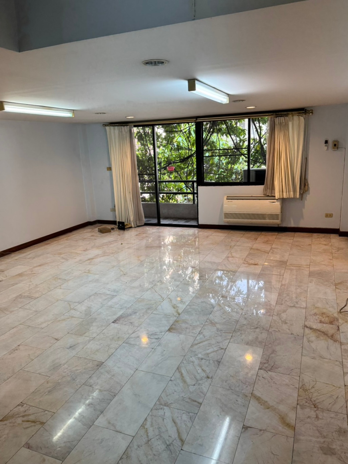 For RentTownhomeSukhumvit, Asoke, Thonglor : For rent, 4-story townhome, Thonglor Soi 7, usable area approximately 400 sq m. • Land 36 square wah • 6 bedrooms / office room • 4 bathrooms
