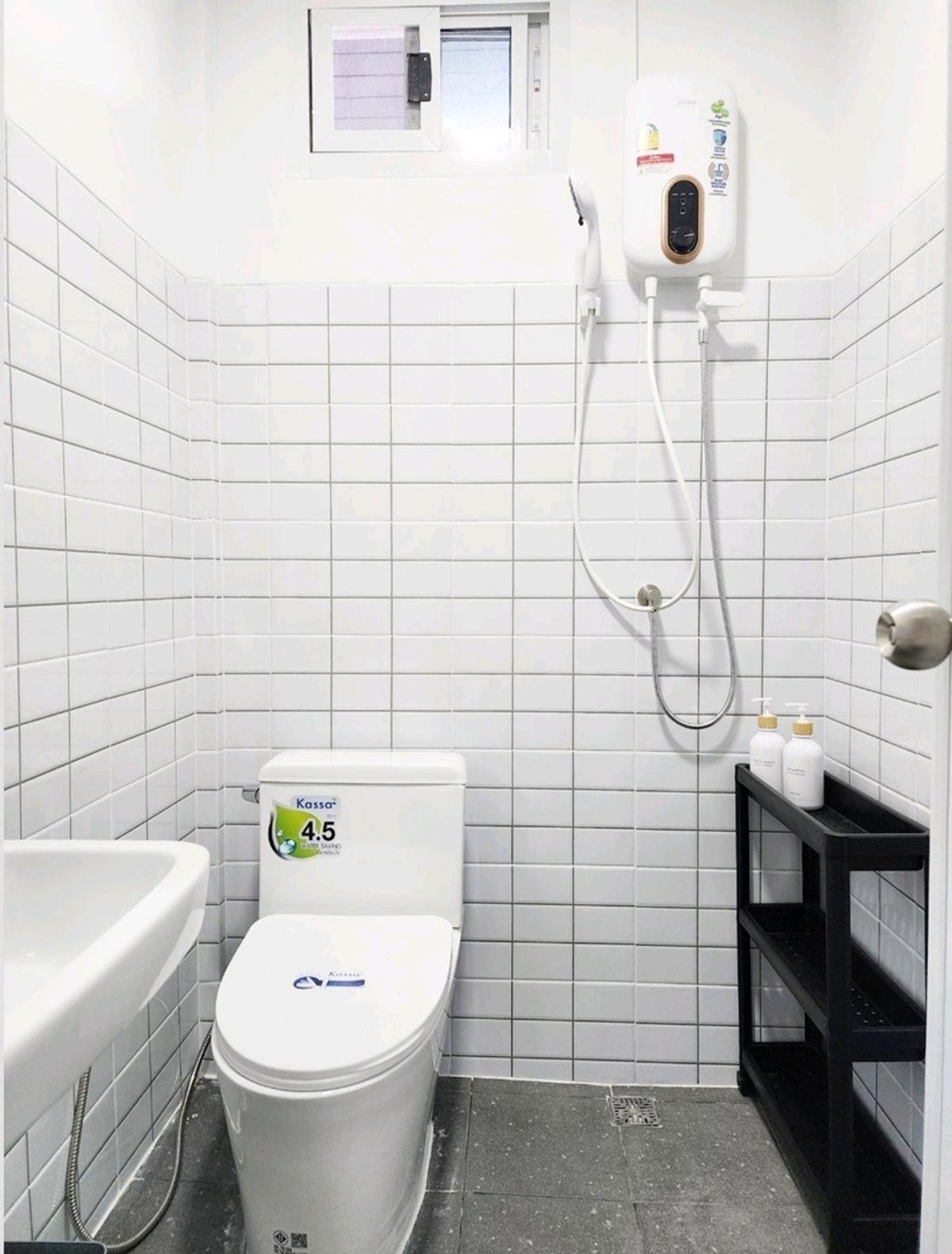 For RentHouseRatchadapisek, Huaikwang, Suttisan : Renovated 2-Storey House for Rent in Huai Khwang, 5 Bedrooms, 400 sq.m usable area on 70 sq.w land, suitable for residential or Airbnb business, close to night market and local amenities