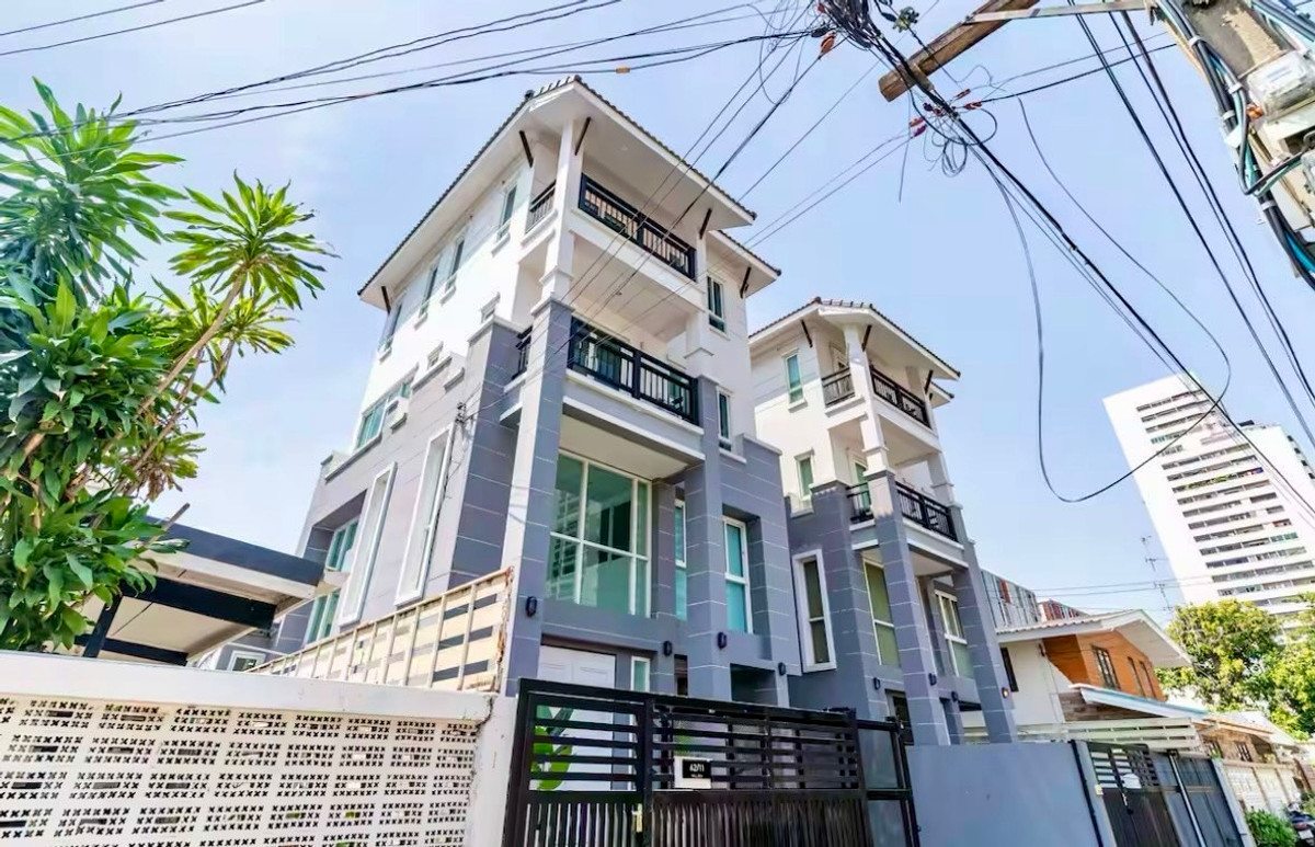 For RentTownhomeSukhumvit, Asoke, Thonglor : Townhome Pridi 31 near Ekkamai: 27sqwah 178sqm. 75,000/mth. Am: 0656199198