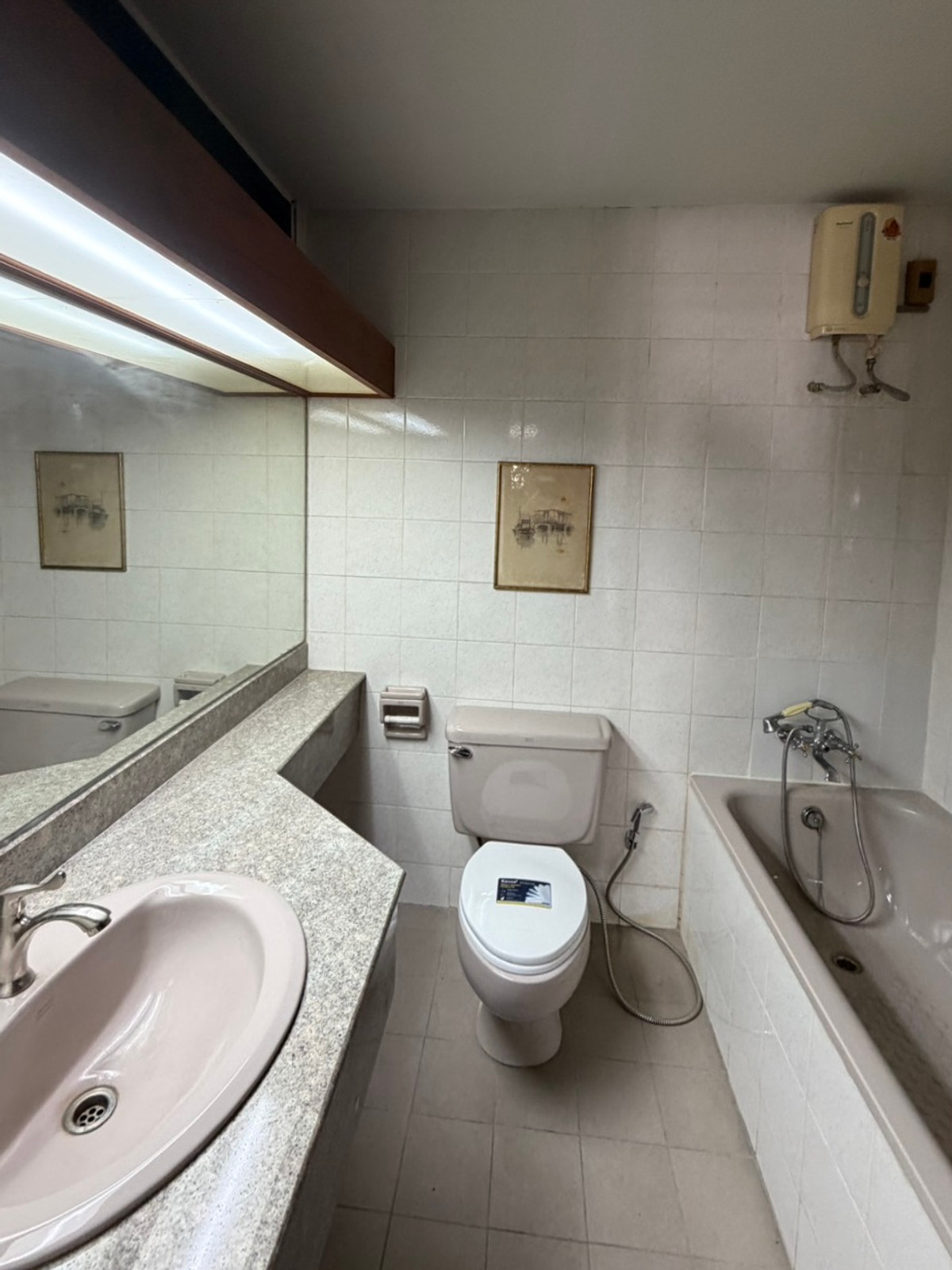 For RentTownhomeSukhumvit, Asoke, Thonglor : For rent, 4-story townhome, Thonglor Soi 7, usable area approximately 400 sq m. • Land 36 square wah • 6 bedrooms / office room • 4 bathrooms