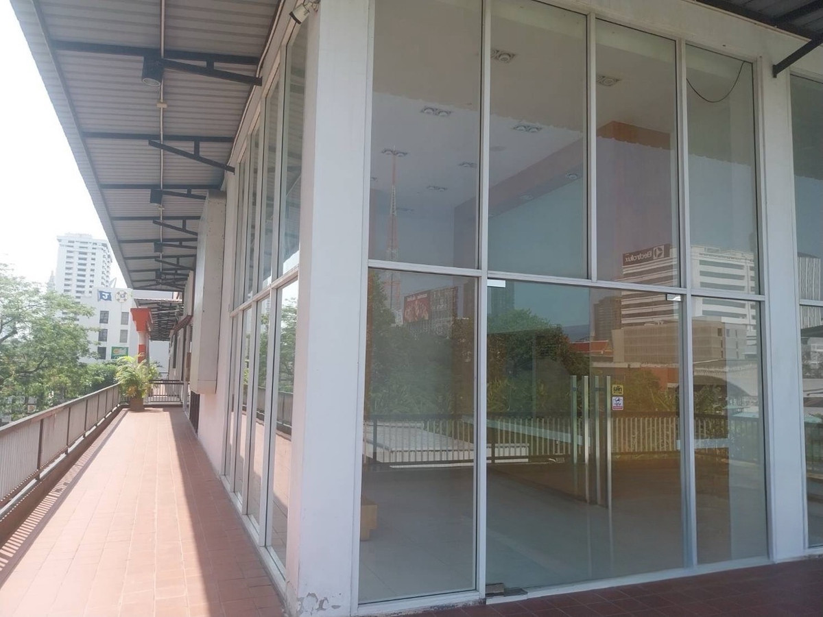 For RentRetail SpaceSukhumvit, Asoke, Thonglor : For rent, area 165 square meters, 2nd floor, Soi Sukhumvit 39, Phrom Phong, Bangkok. There is car parking.