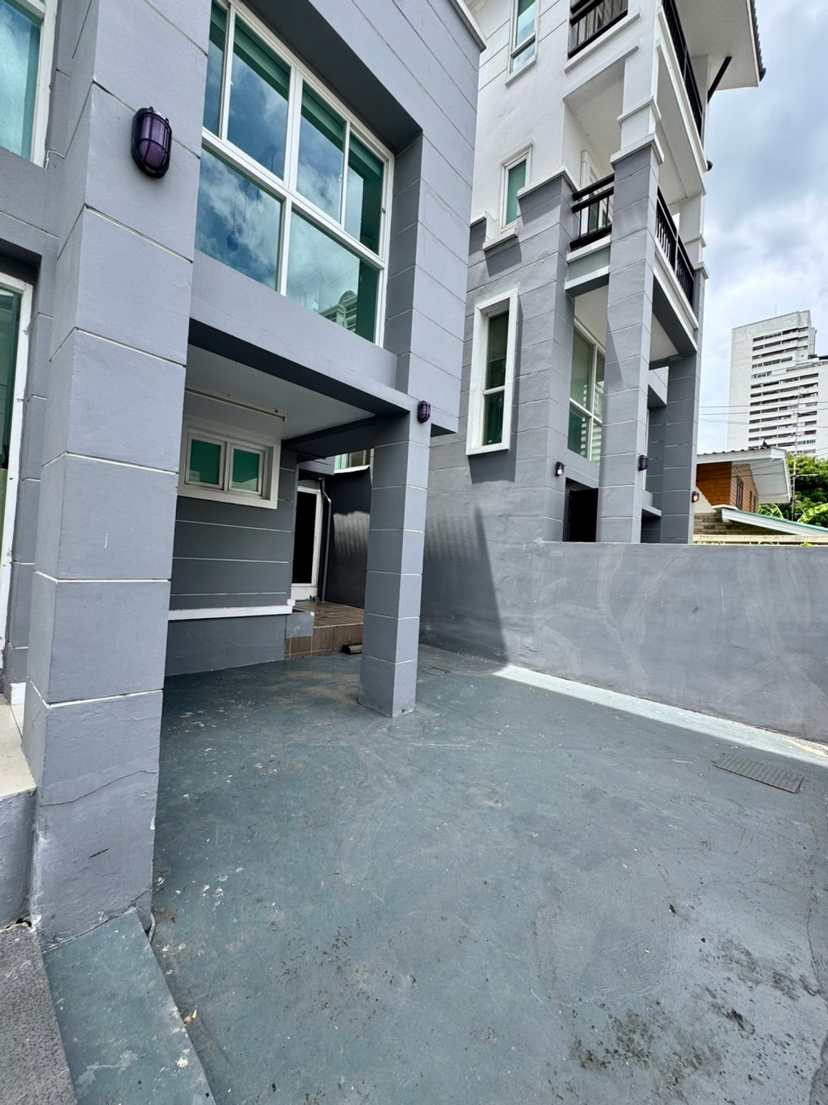 ให้เช่าทาวน์โฮมสุขุมวิท อโศก ทองหล่อ : Townhome Pridi 31 near Ekkamai: 27sqwah 178sqm. 75,000/mth. Am: 0656199198