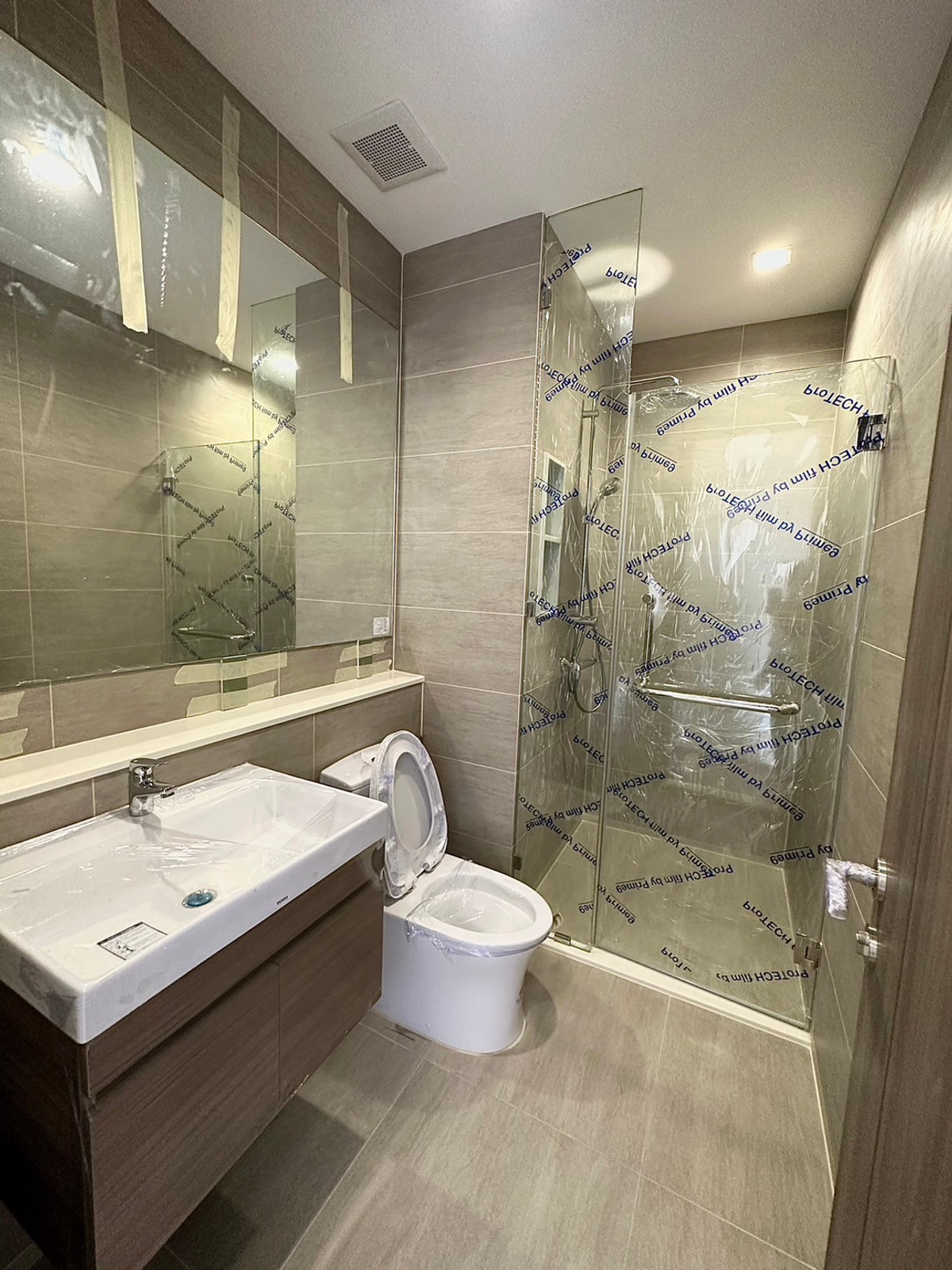 ขายคอนโดสาทร นราธิวาส :  High floor!!!!  Fully furnished 2 Bed 3 Baht  Tell 0962299444