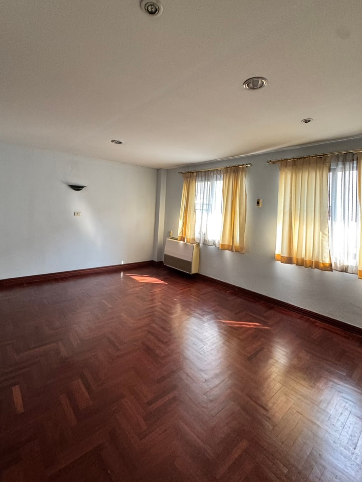 For RentTownhomeSukhumvit, Asoke, Thonglor : For rent, 4-story townhome, Thonglor Soi 7, usable area approximately 400 sq m. • Land 36 square wah • 6 bedrooms / office room • 4 bathrooms