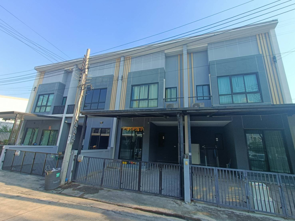 For SaleTownhomeLadkrabang, Suwannaphum Airport : Townhouse for sale, The Tham 1, On Nut-Motorway, 2 floors (3 bedrooms/2 bathrooms), size 17.9 sq m / 86.25 sq m, price only 2.49 million baht Line ID: minniemah