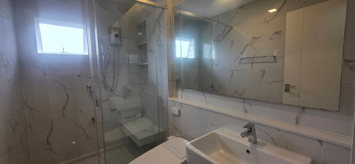 ขายบ้านลาดกระบัง สุวรรณภูมิ : ขายถูกมาก บ้านหลังมุม มัณฑนา2 มอเตอร์เวย์ - กรุงเทพกรีฑาตัดใหม่ ลาดกระบัง สุวรรณภูมิ ต้นโครงการ หน้าบ้านไม่ชนกับใคร 