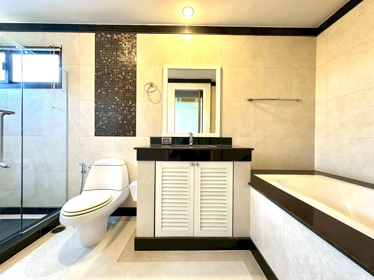 For RentCondoOnnut, Udomsuk : Condo for rent, Baan Ananda, Ekkamai area, near BTS Ekkamai, near Major Cineplex Ekkamai.