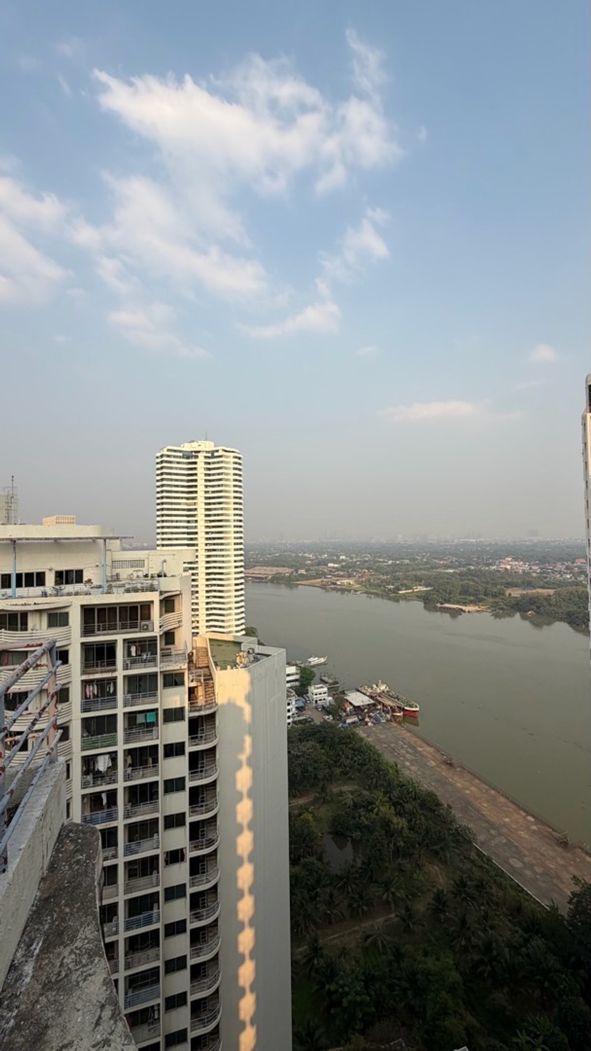 ขายคอนโดพระราม 3 สาธุประดิษฐ์ : SV City พระราม 3 อาคาร 7 ชั้น 26–27 ห้องสูง โปร่ง โล่ง ลมดี หันทิศตะวันออก รับแดดเช้าอ่อน ๆ ไม่ร้อนบ่าย พื้นที่ใช้สอย 179.64 ตร.ม.