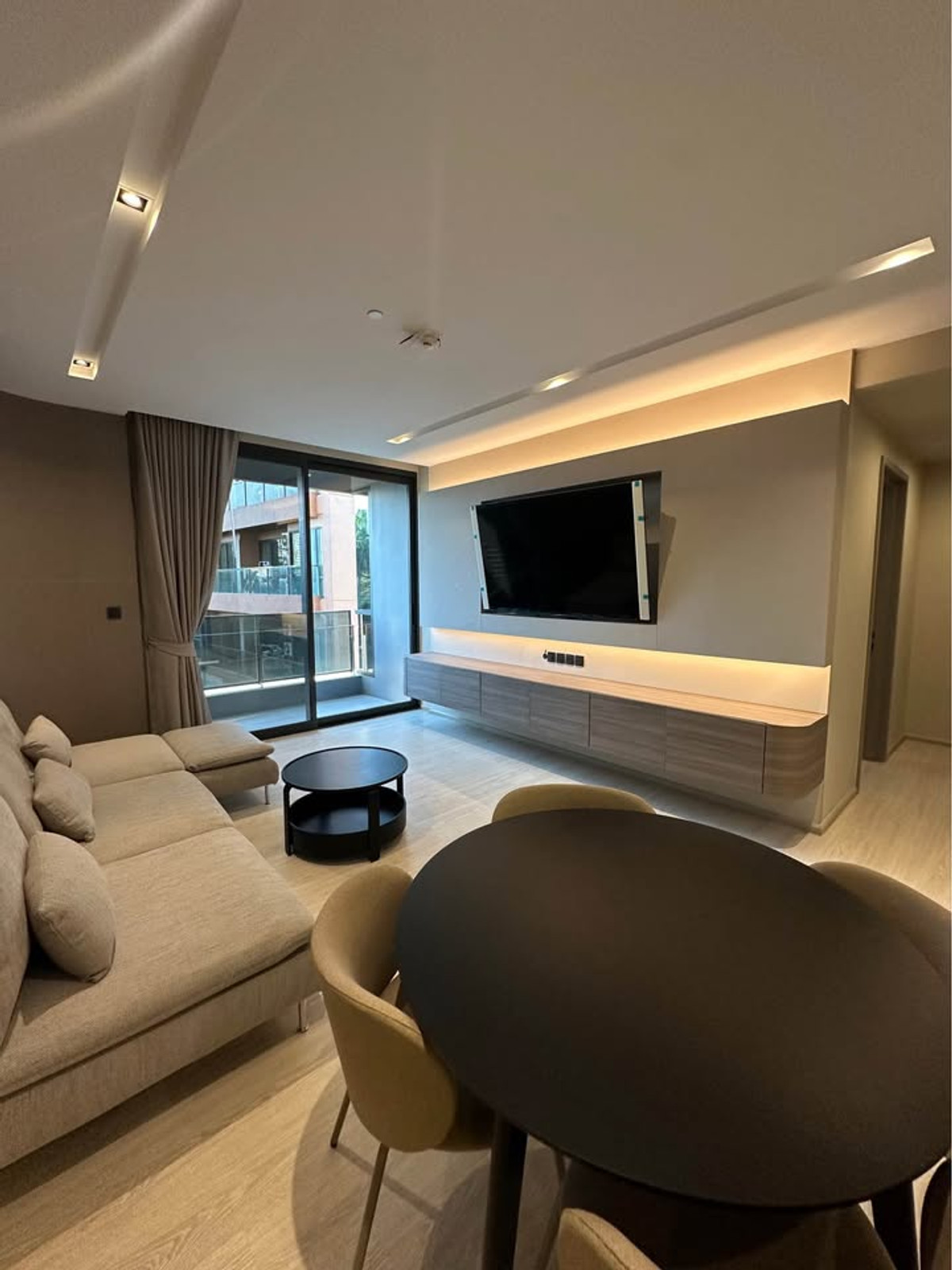 ให้เช่าคอนโดสุขุมวิท อโศก ทองหล่อ : RC025926 Condo for rent at The Room สุขุมวิท 38 ใจกลางสุขุมวิท ใกล้ BTS ทองหล่อ เพียง 700 ม.