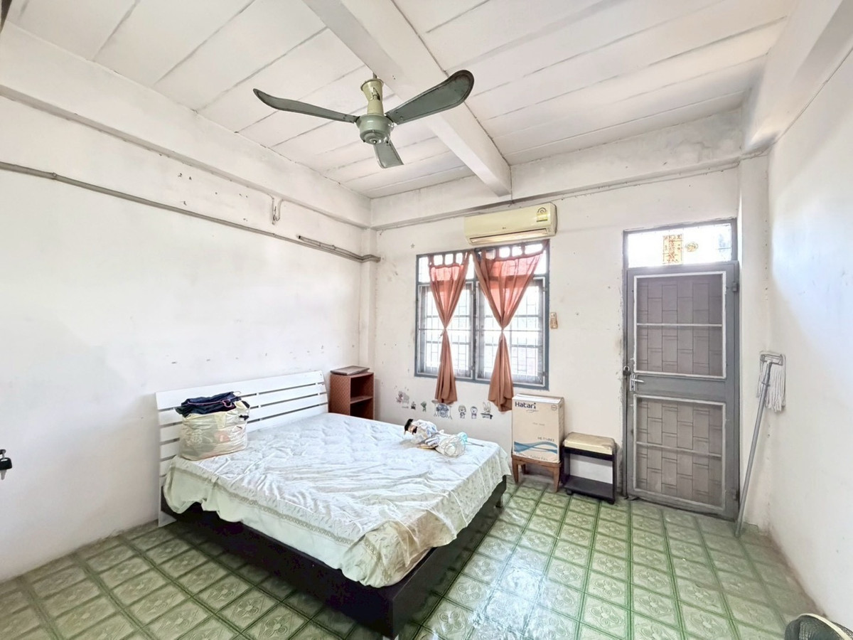 For SaleShop HouseRathburana, Suksawat : 🏢 2-Storey Commercial Building for Sale – Opposite Pracha Uthit 90 Market (Soi NP)