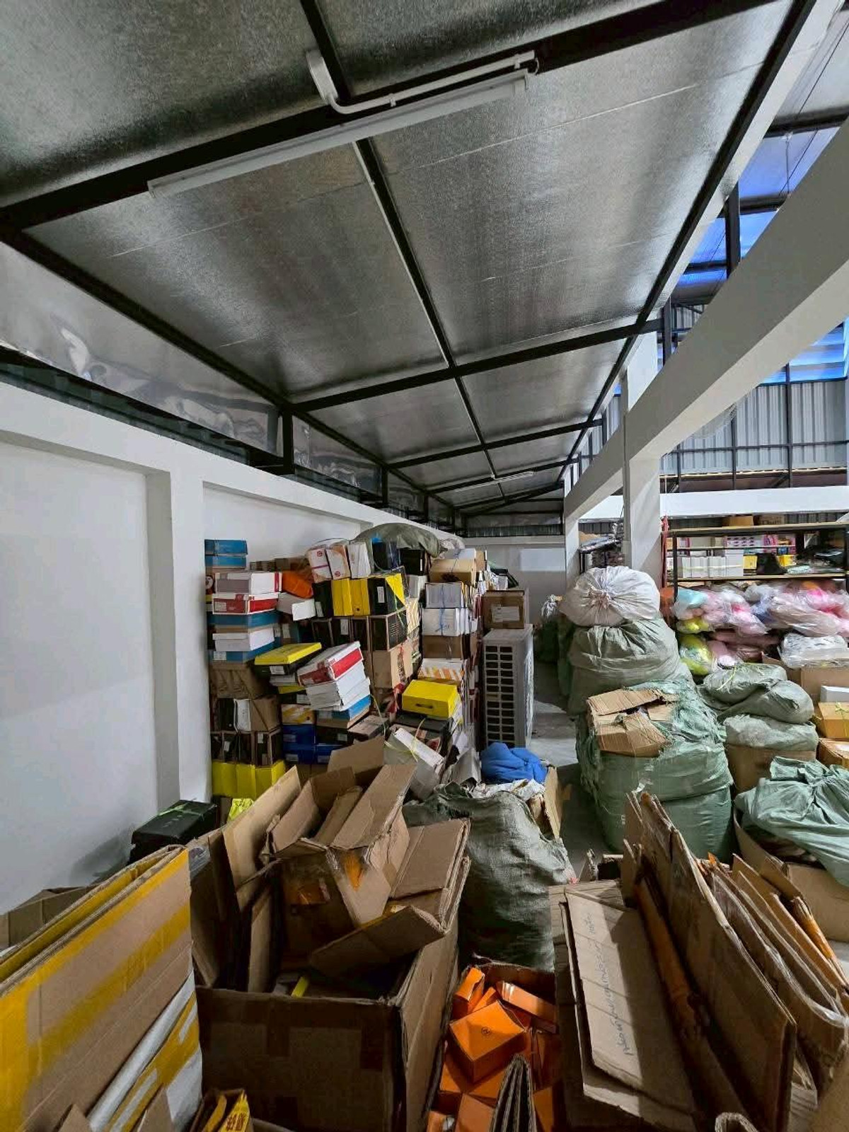For RentWarehousePhutthamonthon, Salaya : 🏭Warehouse for rent with 2-story office + residence | Line 2 Bangkok | 405 sq m | 3-phase power | Electric door