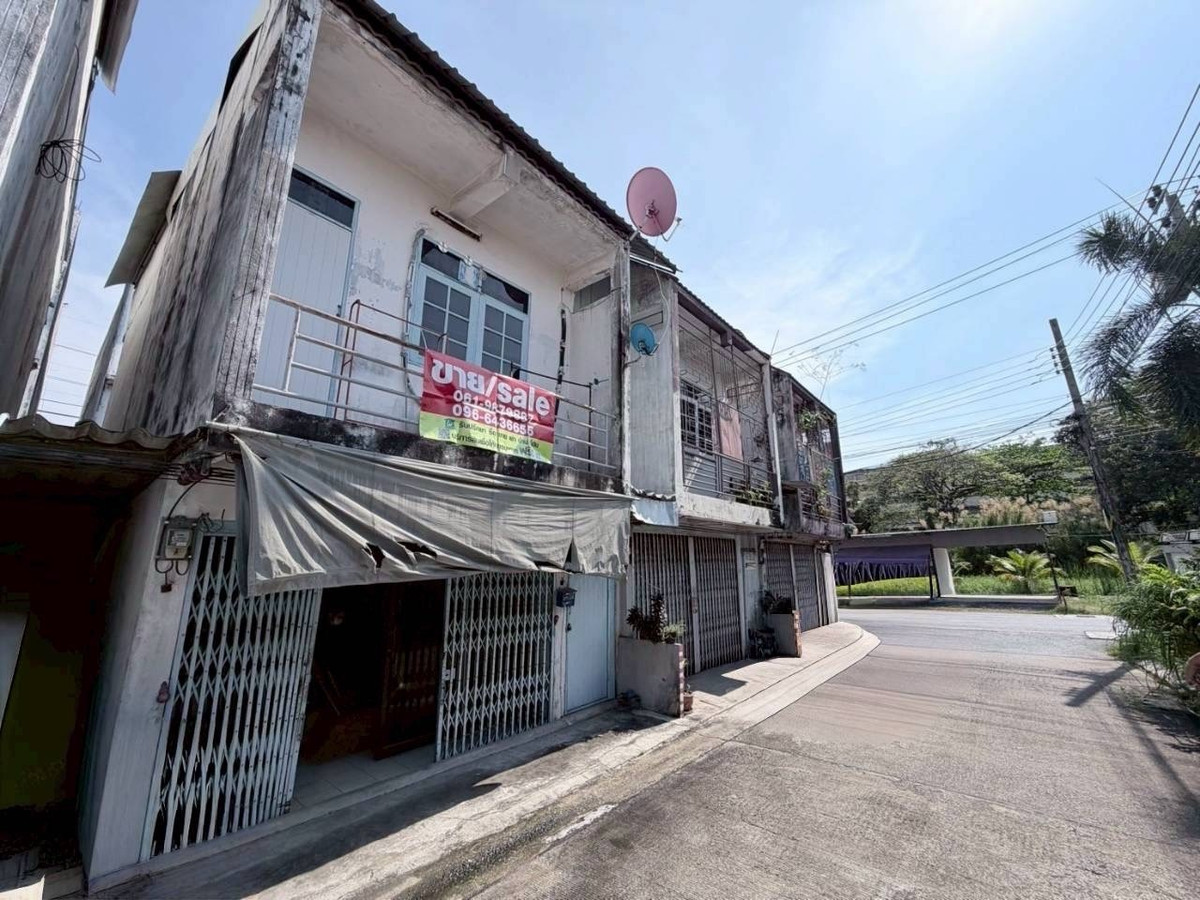 For SaleShop HouseRathburana, Suksawat : 🏢 2-Storey Commercial Building for Sale – Opposite Pracha Uthit 90 Market (Soi NP)