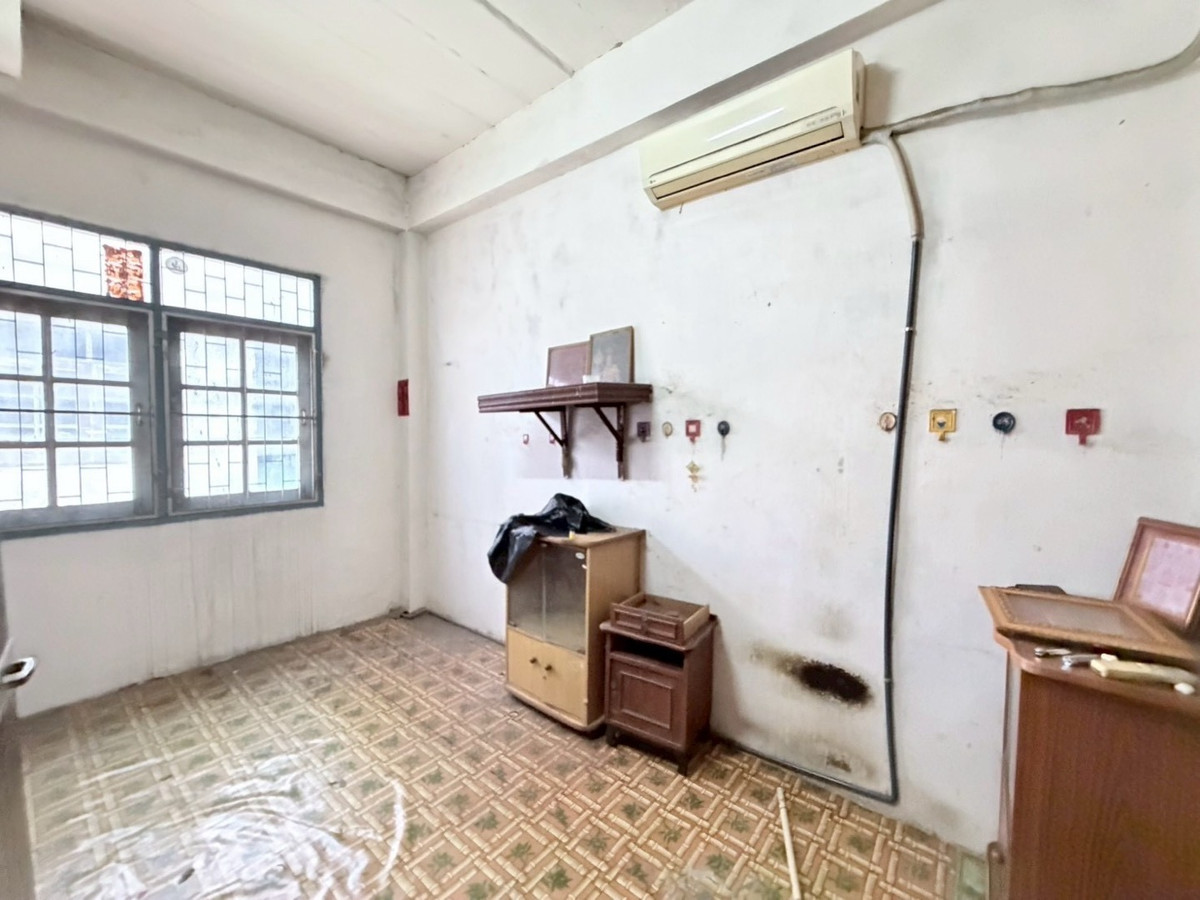 For SaleShop HouseRathburana, Suksawat : 🏢 2-Storey Commercial Building for Sale – Opposite Pracha Uthit 90 Market (Soi NP)