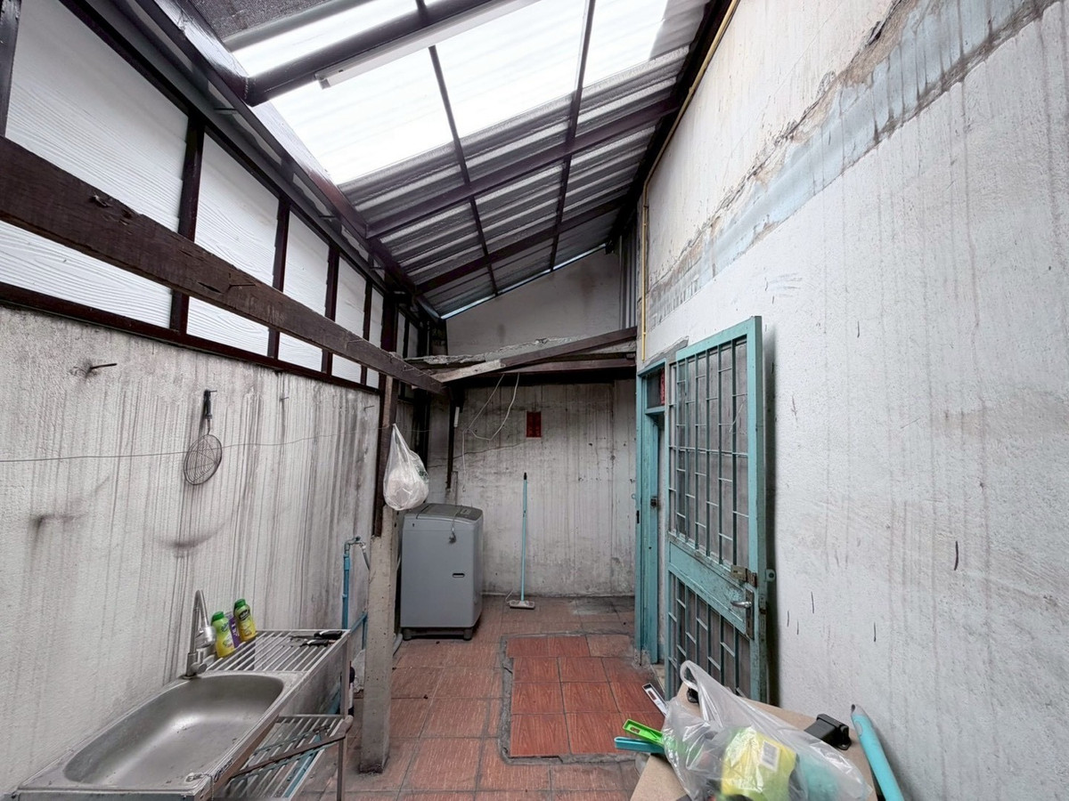 For SaleShop HouseRathburana, Suksawat : 🏢 2-Storey Commercial Building for Sale – Opposite Pracha Uthit 90 Market (Soi NP)