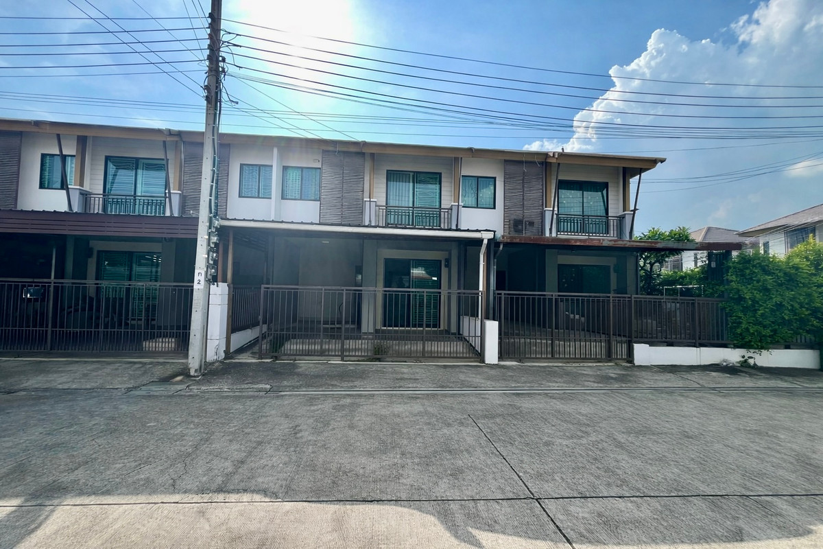 For SaleTownhomePattanakan, Srinakarin : For Sale: 2-Storey Townhome at Pruksa Ville 73 Pattanakarn 38 | Balinese-Modern Design | Near Airport Rail Link Huamak & BTS On Nut