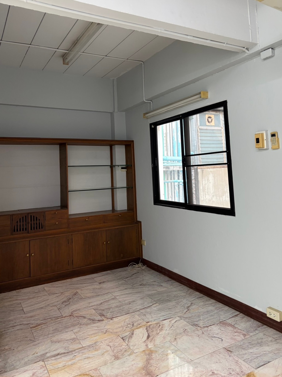 For RentTownhomeSukhumvit, Asoke, Thonglor : For rent, 4-story townhome, Thonglor Soi 7, usable area approximately 400 sq m. • Land 36 square wah • 6 bedrooms / office room • 4 bathrooms