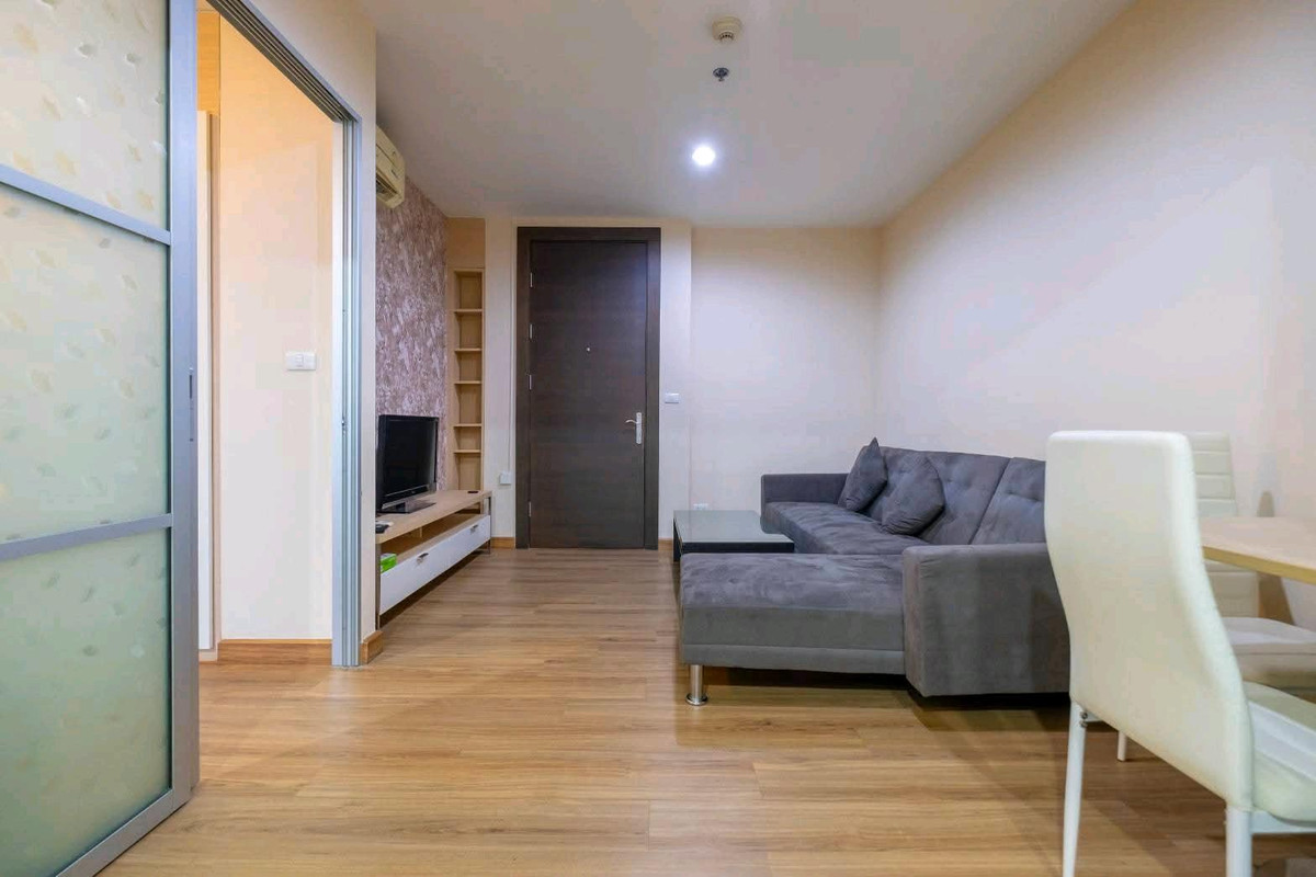 For RentCondoRatchadapisek, Huaikwang, Suttisan : ✨ Condo next to MRT 0 meters, very convenient to travel, high view, open, not blocked, east direction, good wind, morning sun 🌤️