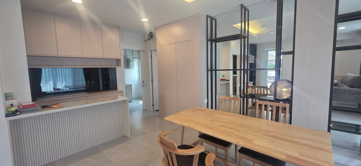 ขายบ้านลาดกระบัง สุวรรณภูมิ : ขายถูกมาก บ้านหลังมุม มัณฑนา2 มอเตอร์เวย์ - กรุงเทพกรีฑาตัดใหม่ ลาดกระบัง สุวรรณภูมิ ต้นโครงการ หน้าบ้านไม่ชนกับใคร 