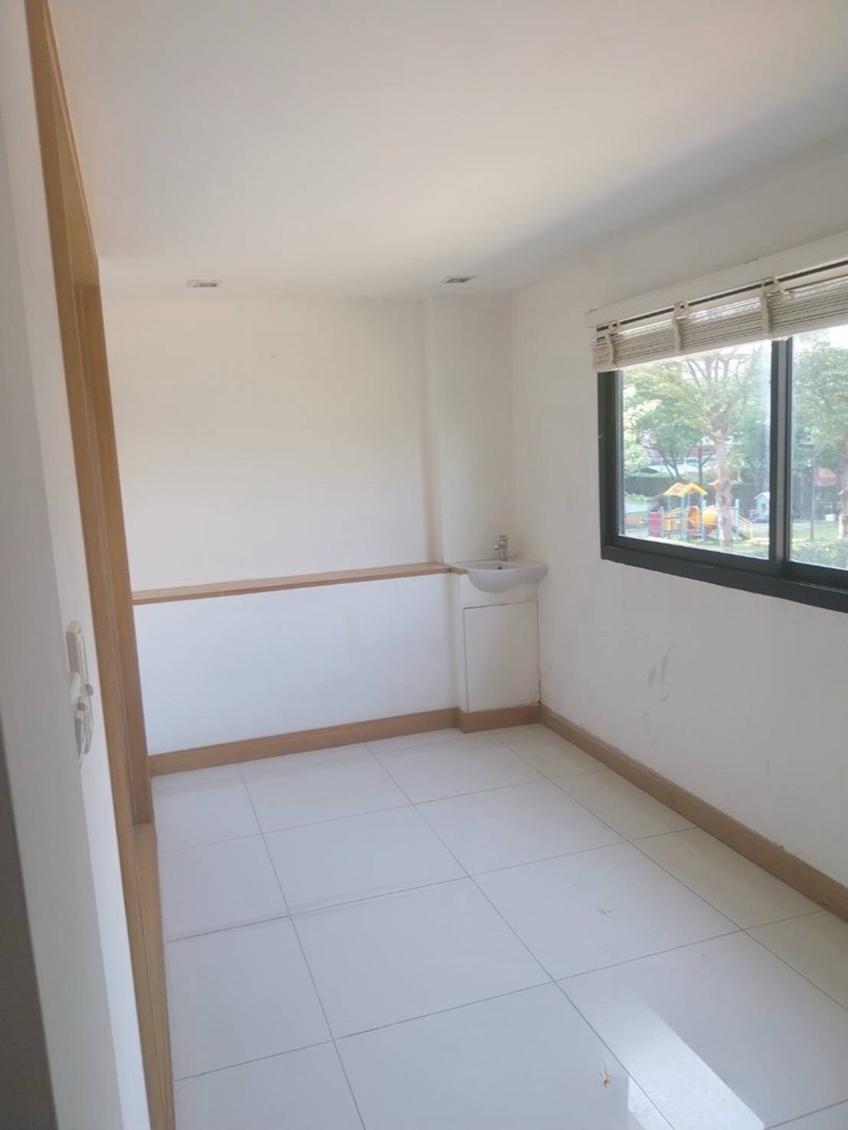 For RentRetail SpaceSukhumvit, Asoke, Thonglor : For rent, area 165 square meters, 2nd floor, Soi Sukhumvit 39, Phrom Phong, Bangkok. There is car parking.
