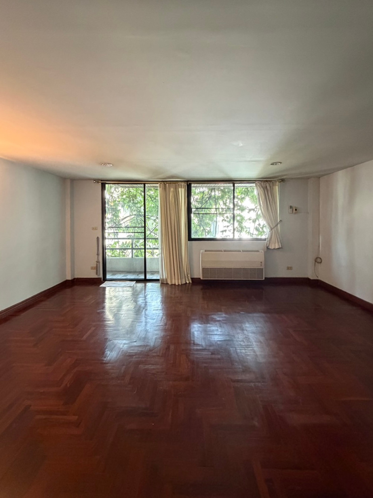 For RentTownhomeSukhumvit, Asoke, Thonglor : For rent, 4-story townhome, Thonglor Soi 7, usable area approximately 400 sq m. • Land 36 square wah • 6 bedrooms / office room • 4 bathrooms