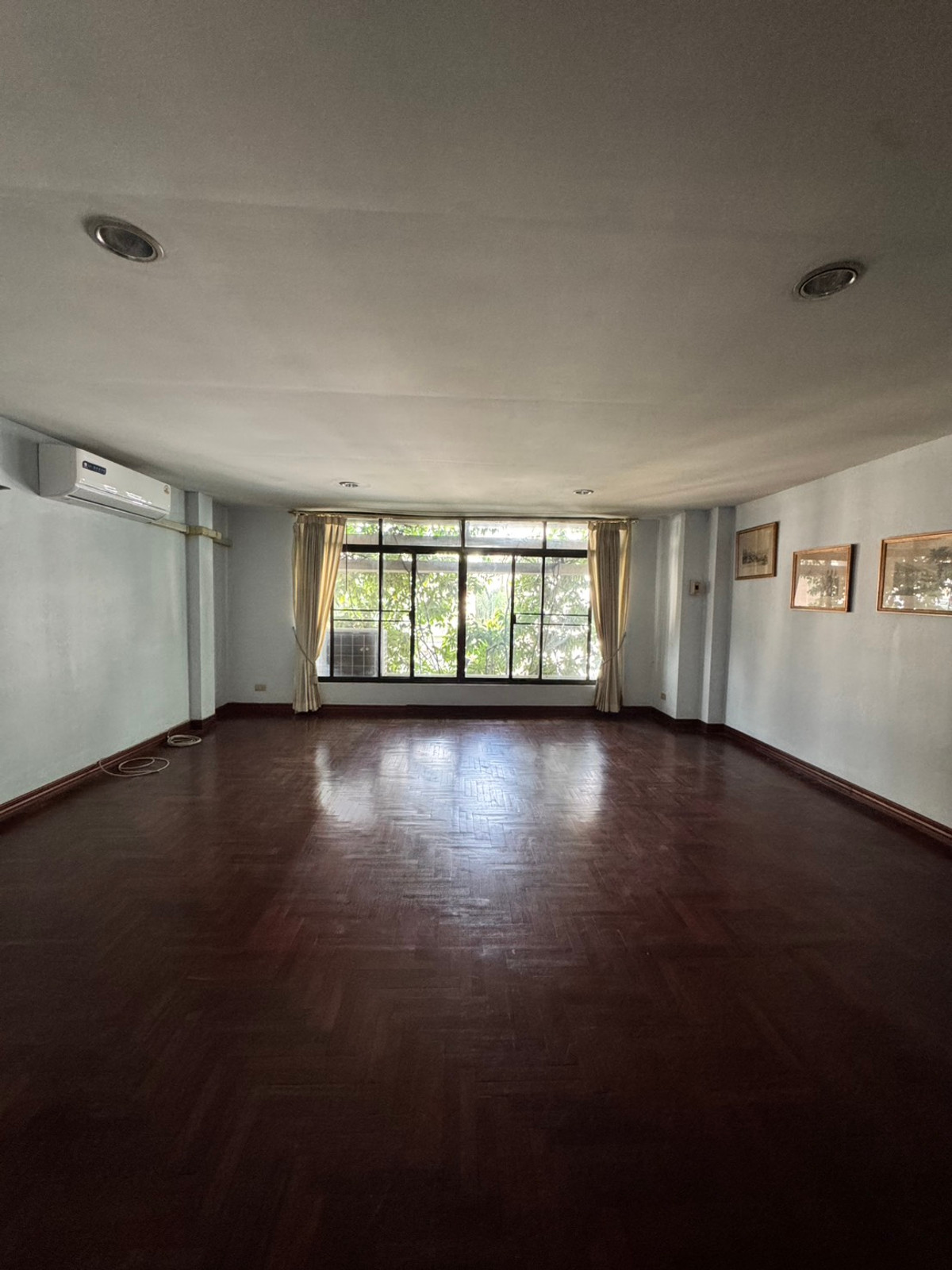 For RentTownhomeSukhumvit, Asoke, Thonglor : For rent, 4-story townhome, Thonglor Soi 7, usable area approximately 400 sq m. • Land 36 square wah • 6 bedrooms / office room • 4 bathrooms