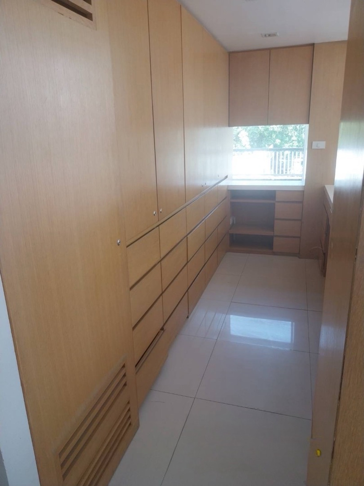 For RentRetail SpaceSukhumvit, Asoke, Thonglor : For rent, area 165 square meters, 2nd floor, Soi Sukhumvit 39, Phrom Phong, Bangkok. There is car parking.