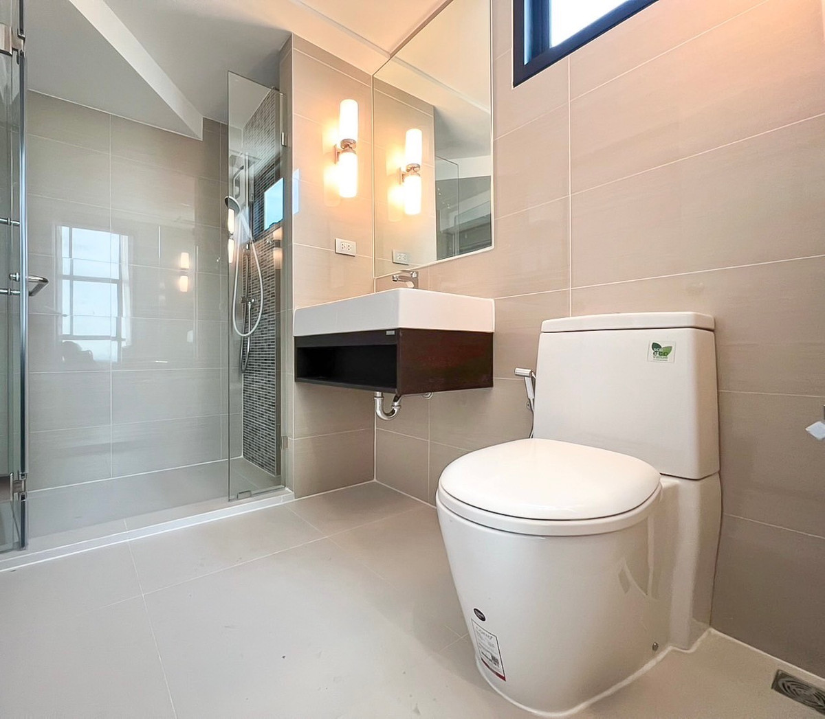 For RentCondoOnnut, Udomsuk : Condo for rent The Sky Sukhumvit Duplex room, beautiful, right on the cover, near Udomsuk BTS.