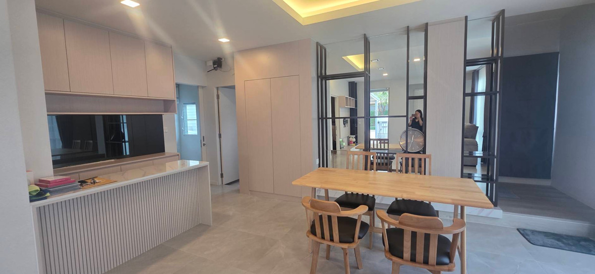 ขายบ้านลาดกระบัง สุวรรณภูมิ : ขายถูกมาก บ้านหลังมุม มัณฑนา2 มอเตอร์เวย์ - กรุงเทพกรีฑาตัดใหม่ ลาดกระบัง สุวรรณภูมิ ต้นโครงการ หน้าบ้านไม่ชนกับใคร 