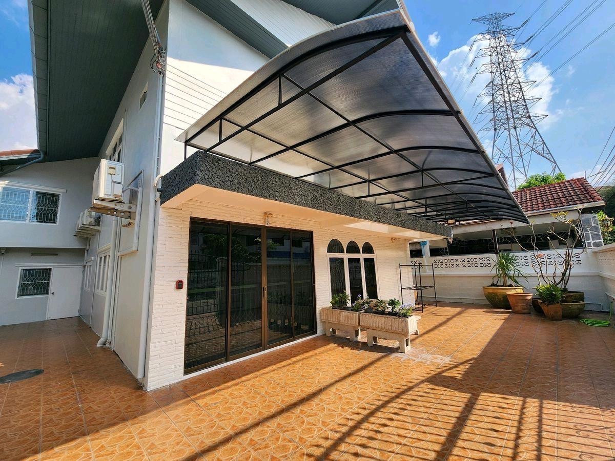 For RentHouseRatchadapisek, Huaikwang, Suttisan : Renovated 2-Storey House for Rent in Huai Khwang, 5 Bedrooms, 400 sq.m usable area on 70 sq.w land, suitable for residential or Airbnb business, close to night market and local amenities