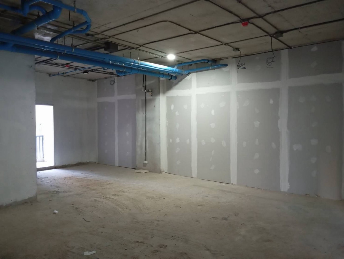 For RentRetail SpaceSukhumvit, Asoke, Thonglor : Retail Space for Rent on Sukhumvit 15, 80 sq.m, prime central location near BTS Asok, suitable for retail or service business