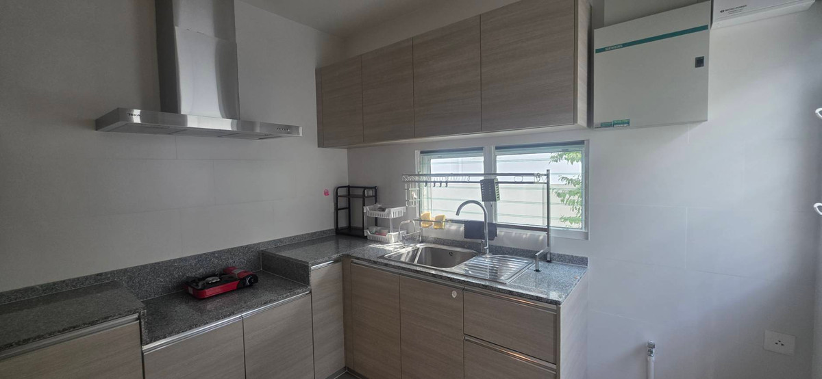 ขายบ้านลาดกระบัง สุวรรณภูมิ : ขายถูกมาก บ้านหลังมุม มัณฑนา2 มอเตอร์เวย์ - กรุงเทพกรีฑาตัดใหม่ ลาดกระบัง สุวรรณภูมิ ต้นโครงการ หน้าบ้านไม่ชนกับใคร 