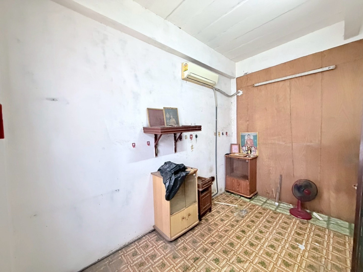 For SaleShop HouseRathburana, Suksawat : 🏢 2-Storey Commercial Building for Sale – Opposite Pracha Uthit 90 Market (Soi NP)