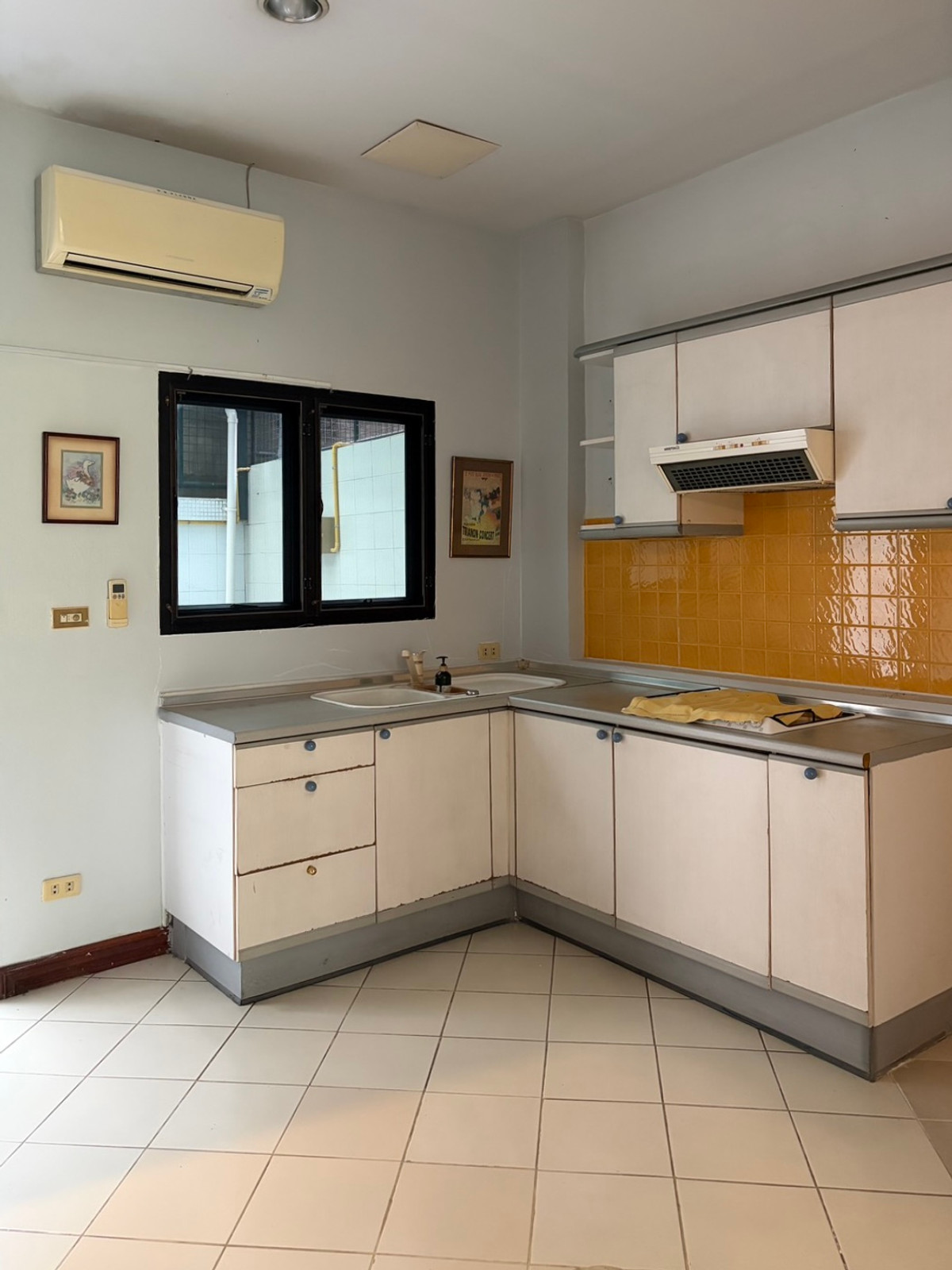 For RentTownhomeSukhumvit, Asoke, Thonglor : For rent, 4-story townhome, Thonglor Soi 7, usable area approximately 400 sq m. • Land 36 square wah • 6 bedrooms / office room • 4 bathrooms