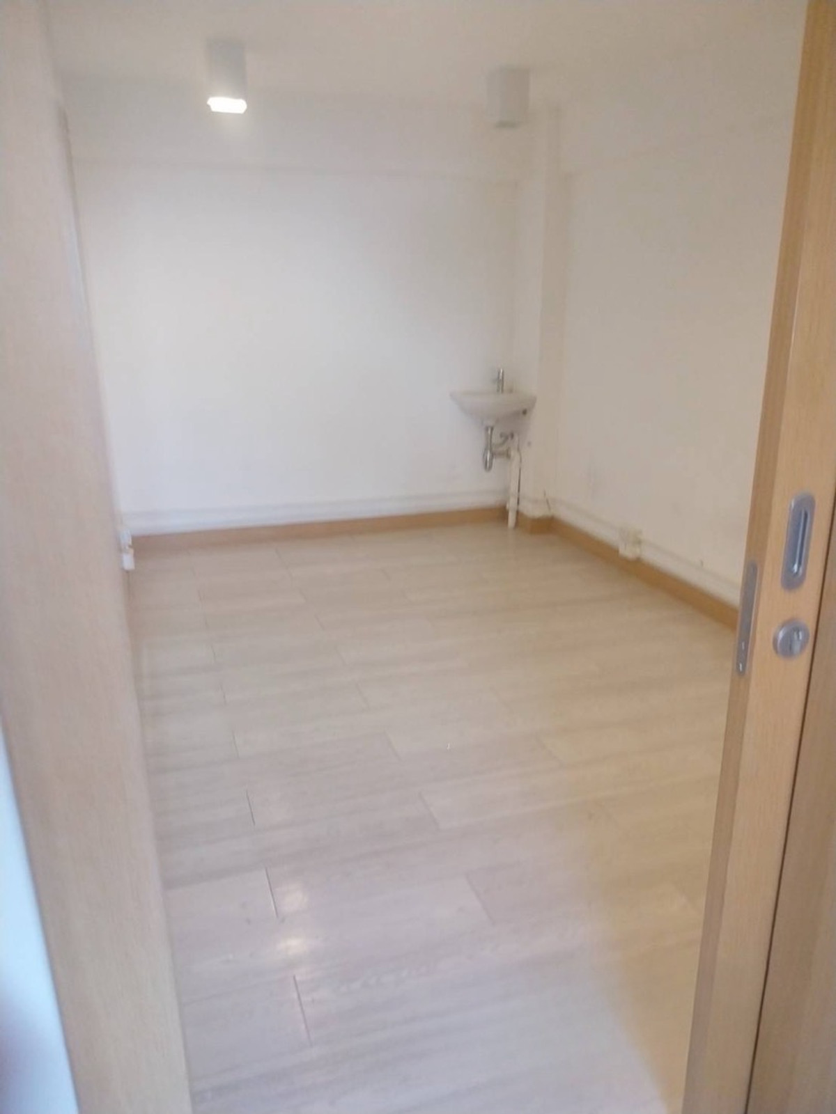 For RentRetail SpaceSukhumvit, Asoke, Thonglor : For rent, area 165 square meters, 2nd floor, Soi Sukhumvit 39, Phrom Phong, Bangkok. There is car parking.