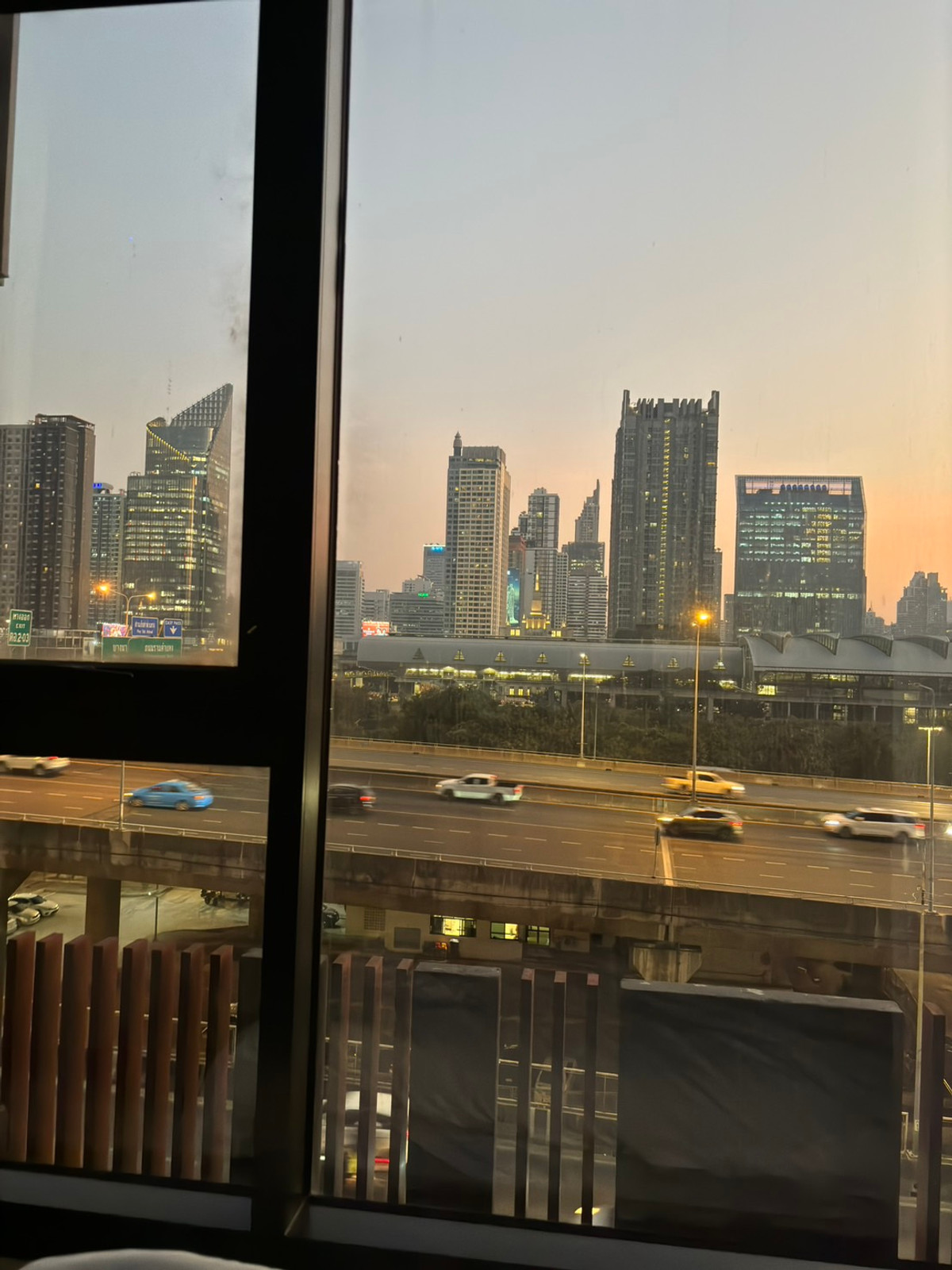 ให้เช่าคอนโดพระราม 9 เพชรบุรีตัดใหม่ RCA : ⚡️ราคาดีที่สุดห้องแต่งสวยวิวดี⚡️Life asoke hype 35 Sqm 1B1B🔥22,000 B เท่านั้น สนใจติดต่อนัดชม พัตเตอร์ 0928895628 🔥Line:plustor_ss