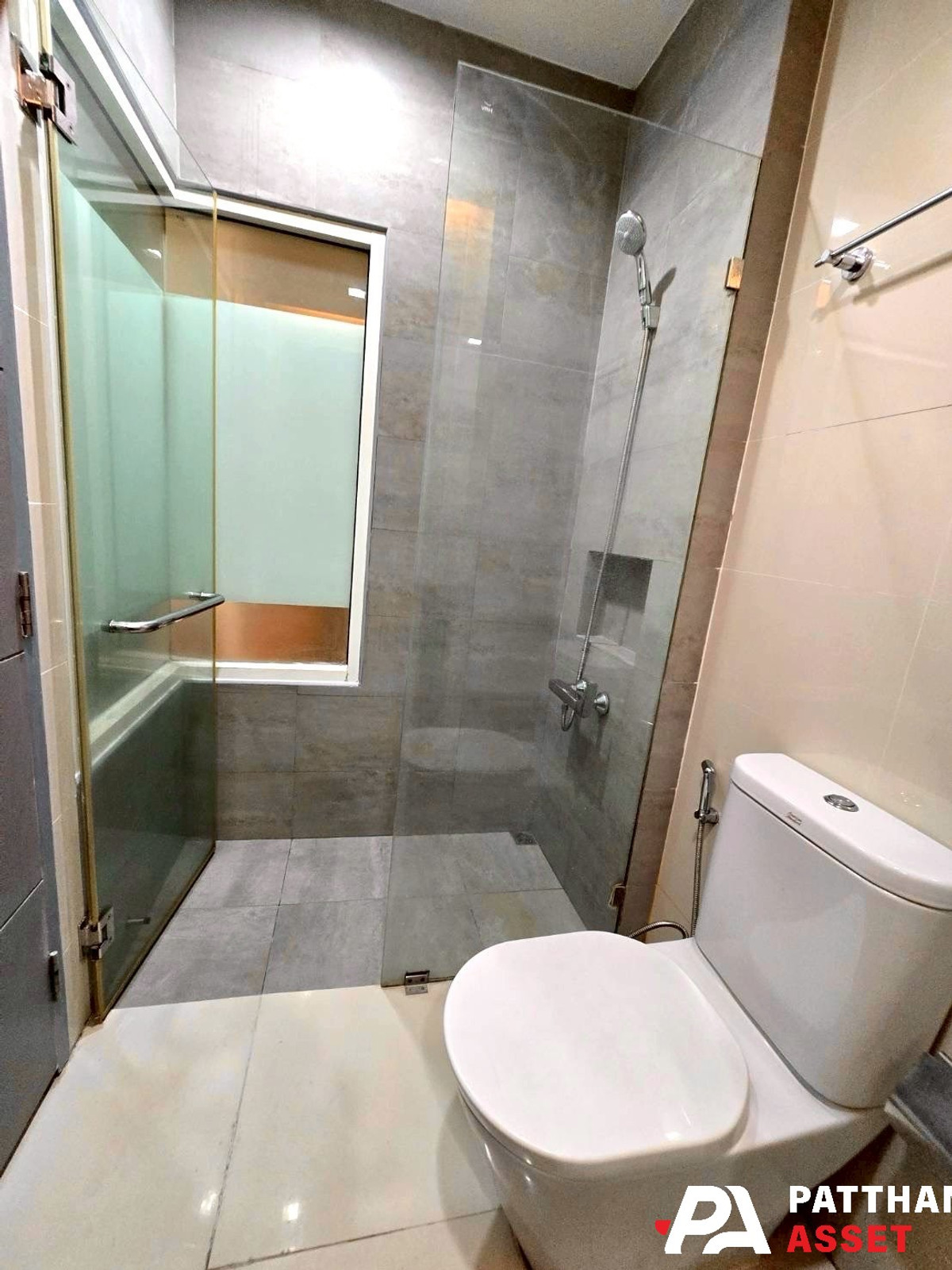 For SaleCondoRatchathewi,Phayathai : Selling at a loss, 2 bedrooms, 4.9 million, best price in the heart of the city, near Central World, next to Airport-link Ratchaprarop.
