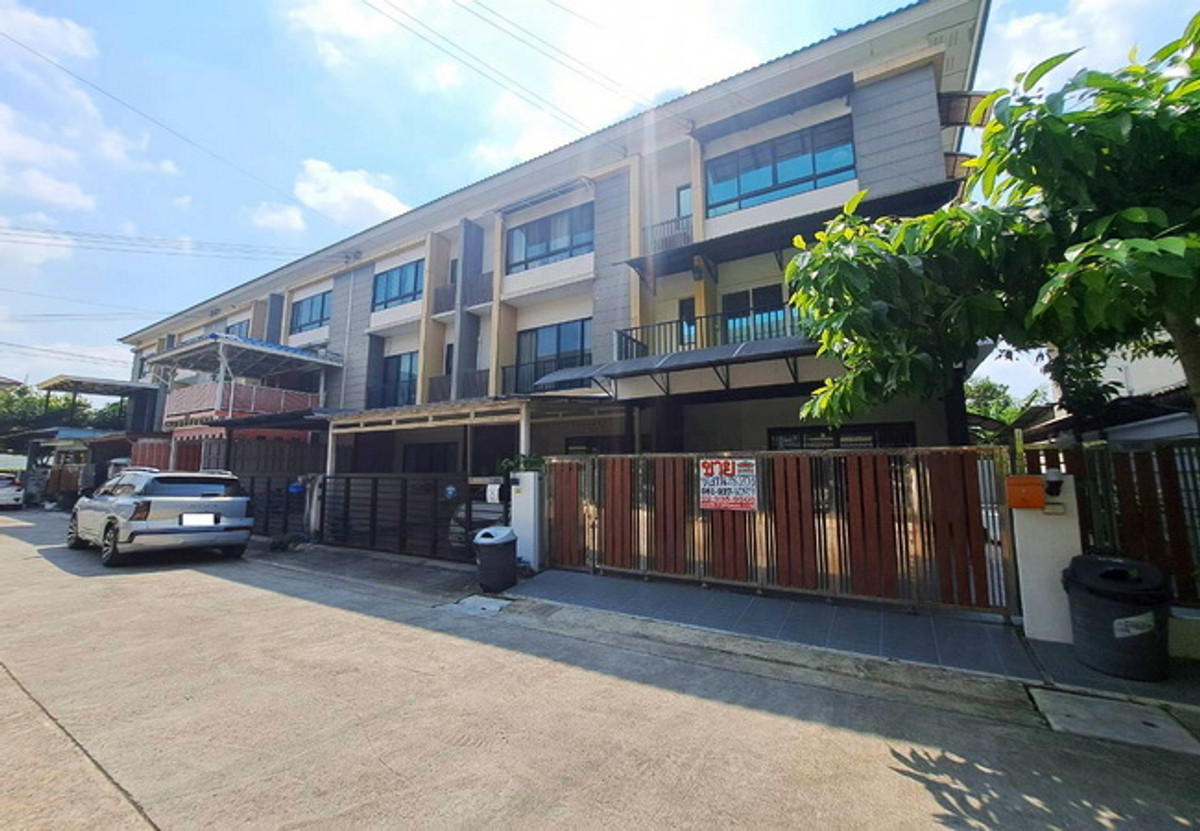 For SaleTownhomeLadkrabang, Suwannaphum Airport : Townhouse for sale, The Connect Up Village 3, Chaloem Phrakiat 67, area 28.2 sq m, 3 floors, 3 bedrooms, 3 bathrooms, price negotiable.