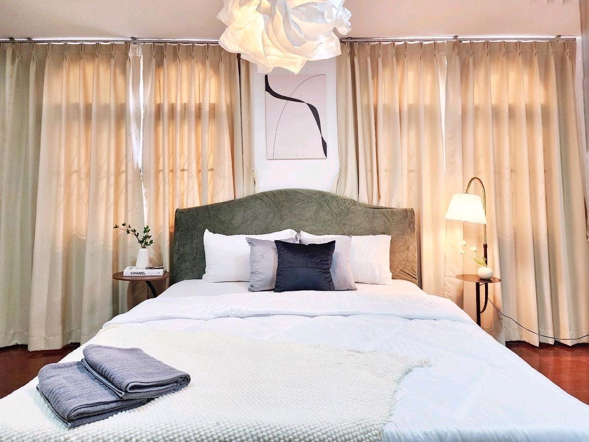 For RentHouseRatchadapisek, Huaikwang, Suttisan : Renovated 2-Storey House for Rent in Huai Khwang, 5 Bedrooms, 400 sq.m usable area on 70 sq.w land, suitable for residential or Airbnb business, close to night market and local amenities