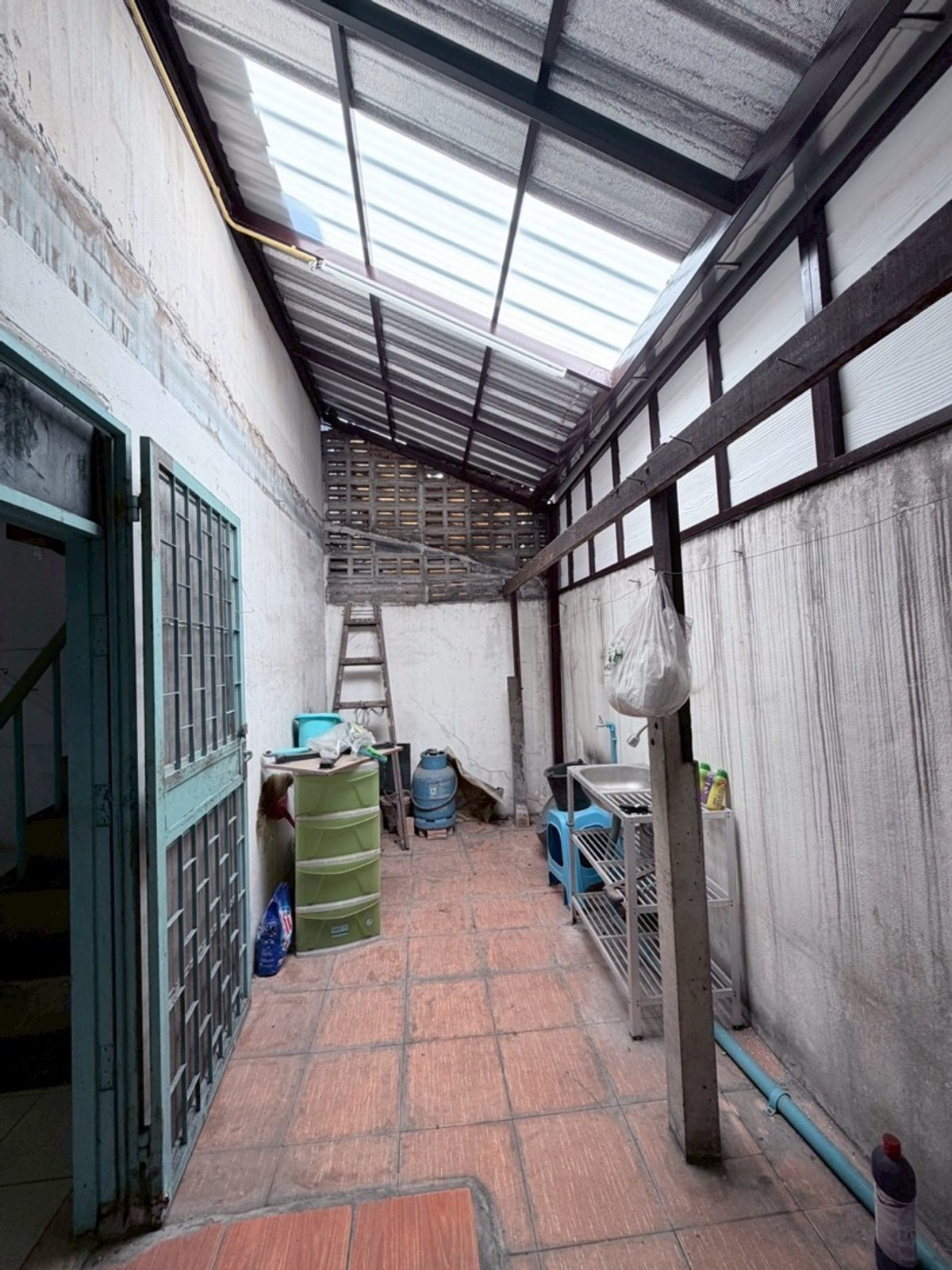 For SaleShop HouseRathburana, Suksawat : 🏢 2-Storey Commercial Building for Sale – Opposite Pracha Uthit 90 Market (Soi NP)