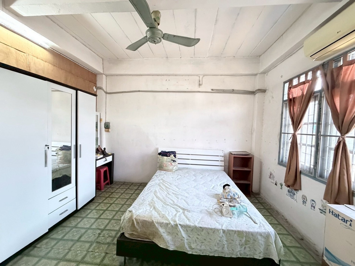 For SaleShop HouseRathburana, Suksawat : 🏢 2-Storey Commercial Building for Sale – Opposite Pracha Uthit 90 Market (Soi NP)