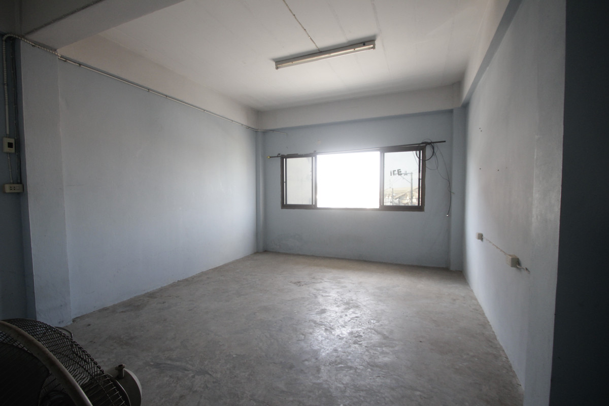 For SaleShop HouseRathburana, Suksawat : Suksawat shophouse, Pracha Uthit, Suksawat 2, Suksawat 64, Pracha Uthit 33, corner room, along the main road in front of the project. Suitable for living, trading, making an office, 3 floors, has a mezzanine, rooftop, near Bhumibol Bridge, price negotiabl