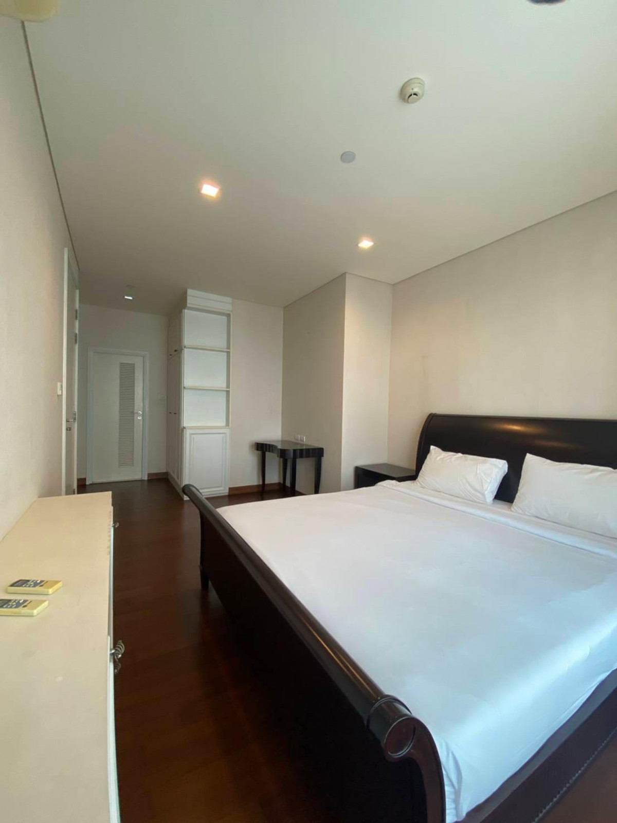 For RentCondoSathorn, Narathiwat : High Floor , White Room Ivy Sathon ( Soi10 ) 2bed2bath 69 Sqm Fullyfurnish ,Welcome Foreign 40,000-
