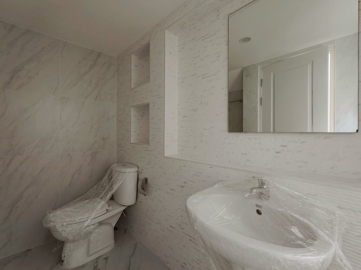 ขายบ้านรัตนาธิเบศร์ สนามบินน้ำ พระนั่งเกล้า : ขายบ้านรีโนเวทใหม่ หมู่บ้านธนาสิริ รัตนาธิเบศร์ บ้านเดี่ยว 2 ชั้น (หลังมุม) ติดถนนรัตนาธิเบศร์ ใกล้รถไฟฟ้าสายสีม่วง สถานีบางรักใหญ่ และทางด่วนศรีรัช สภาพพร้อมเข้าอยู่