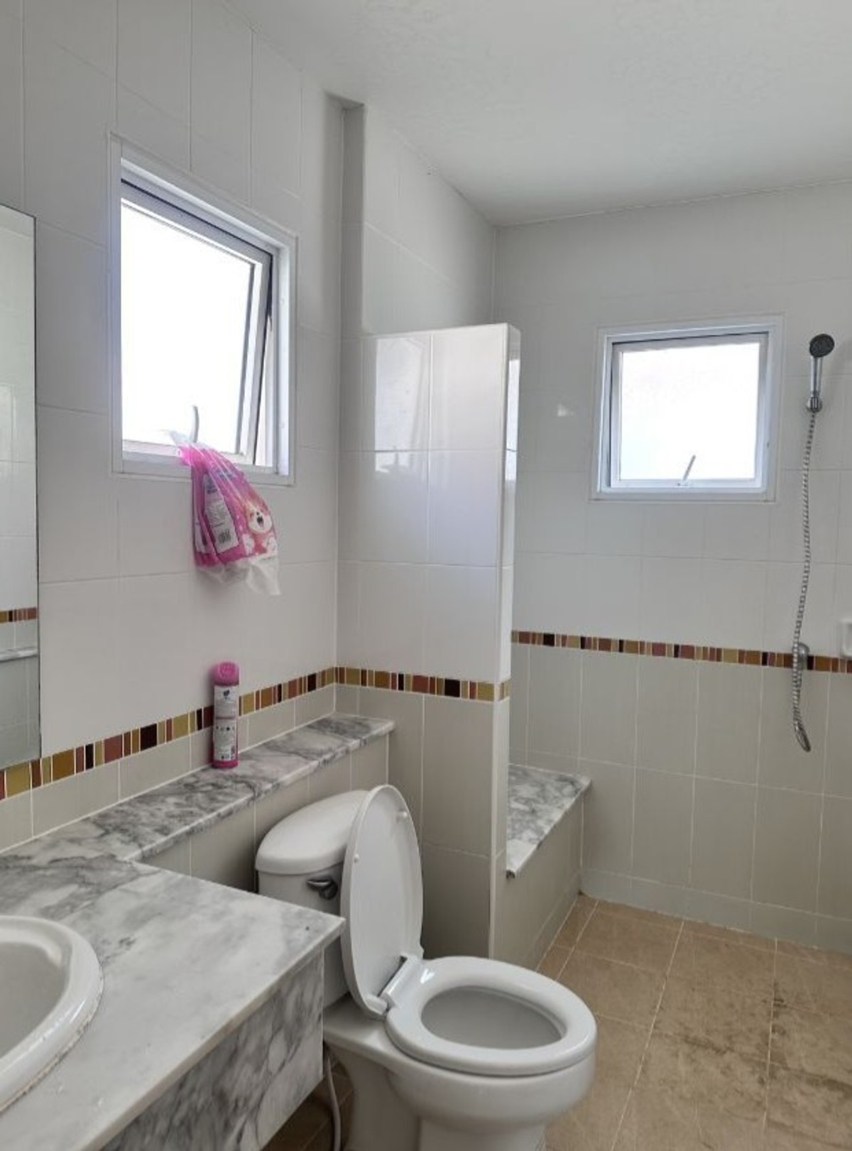 ให้เช่าบ้านปทุมธานี รังสิต ธรรมศาสตร์ : บ้าน 2ชั้น ติดสนามกอล์ฟ ฟลอร่าวิลล์ จอดรถได้2คัน 3ห้องนอน 3ห้องน้ำ แอร์3ตัว