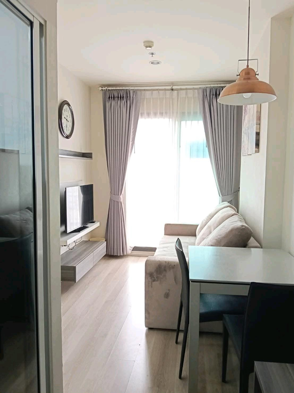For RentCondoRatchadapisek, Huaikwang, Suttisan : ✨ Potential location in the heart of Ratchada, convenient travel, near MRT Huai Khwang.