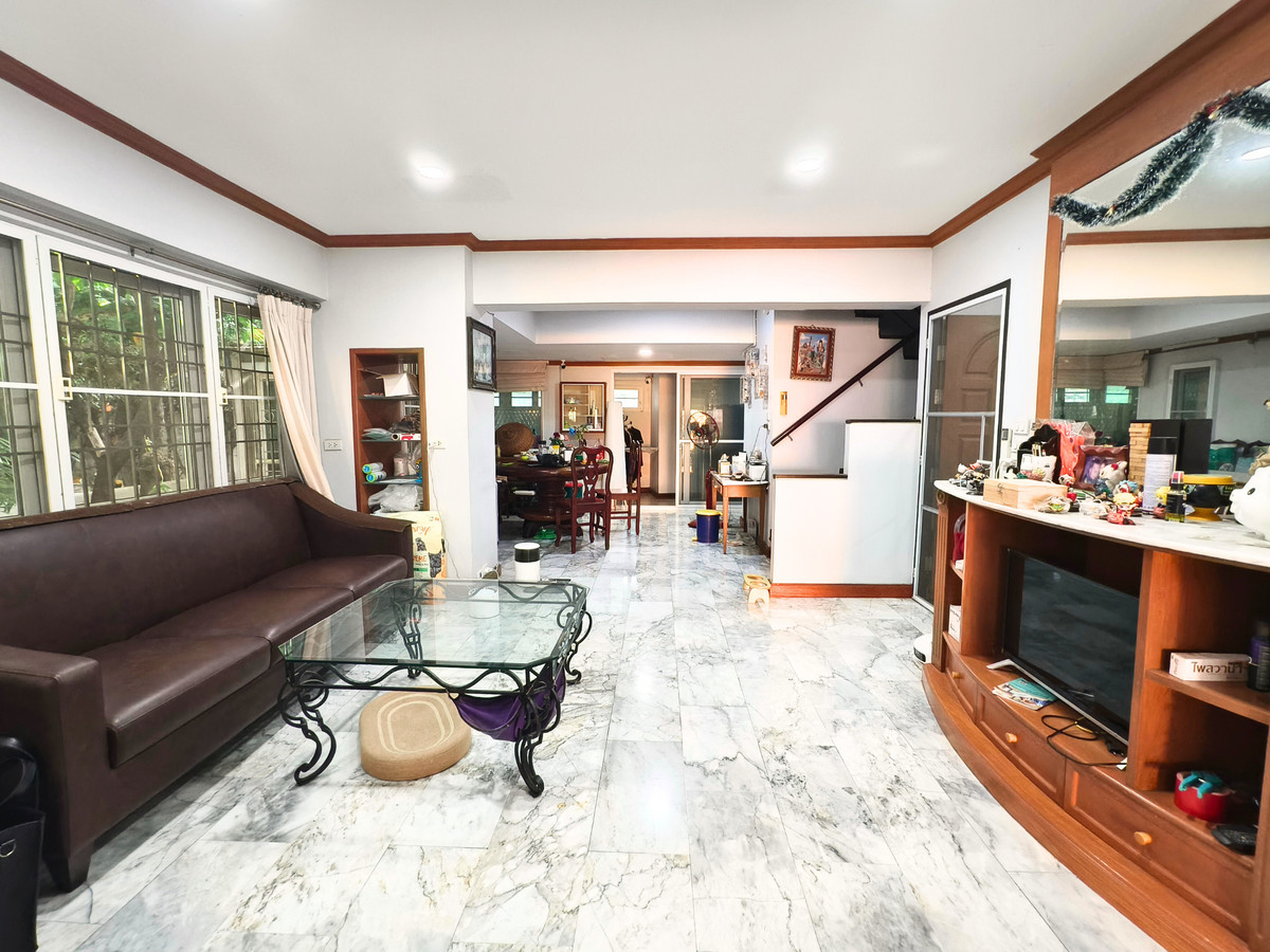 For SaleTownhomeRatchadapisek, Huaikwang, Suttisan : Twin house for sale, Supalai Ville Ratchada 32, width 10 meters, with bedroom on the ground floor. There is a maids room, parking for 4 cars, EV Charge, 4 bedrooms, 6 bathrooms, 51.5 sq m, next to a guardhouse.