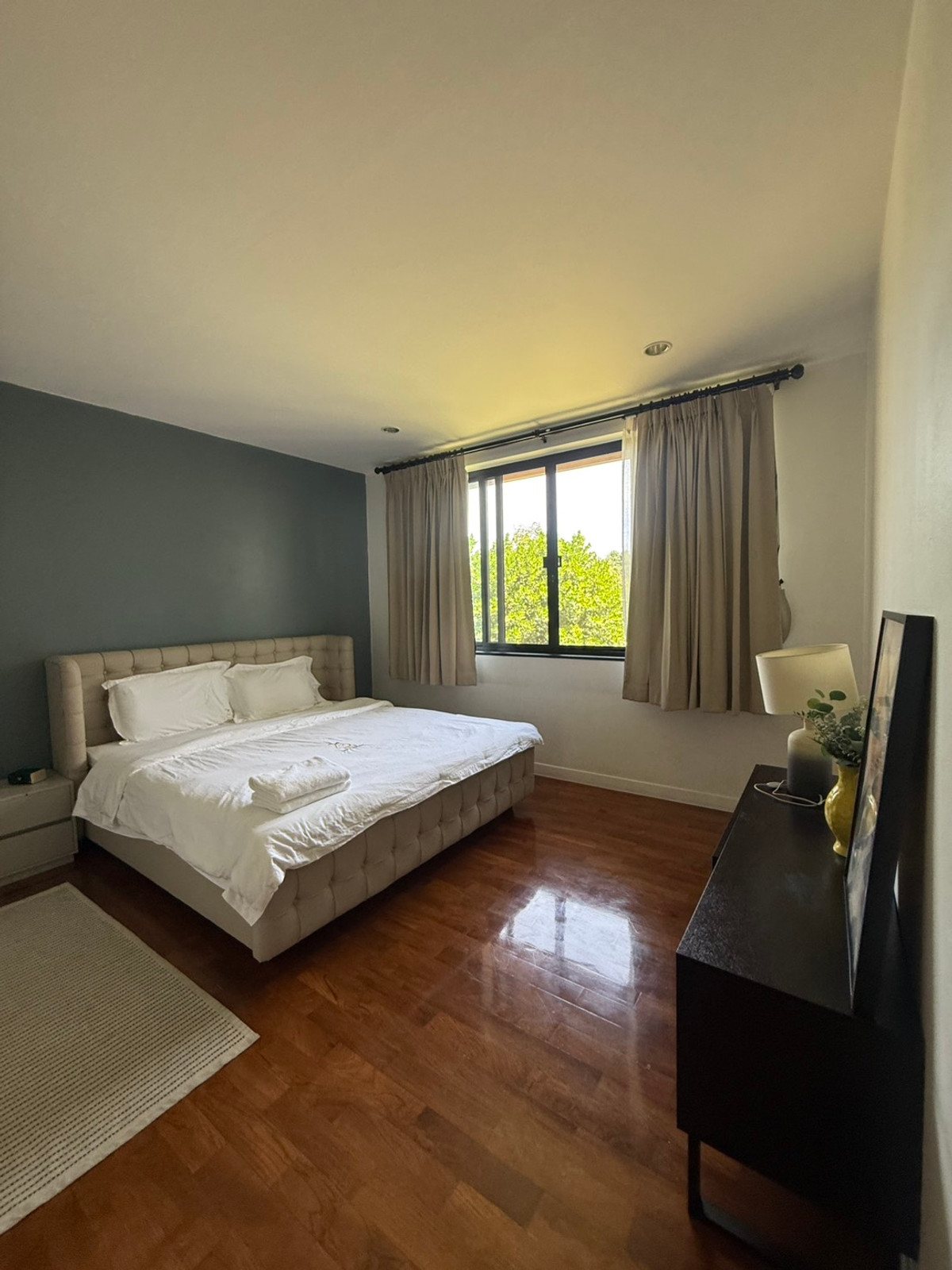 For RentHouseSukhumvit, Asoke, Thonglor : House for rent, House Pridi Phanomyong, 5 bedrooms, parking for up to 4-6 cars, near BTS Ekkamai-Thonglor.