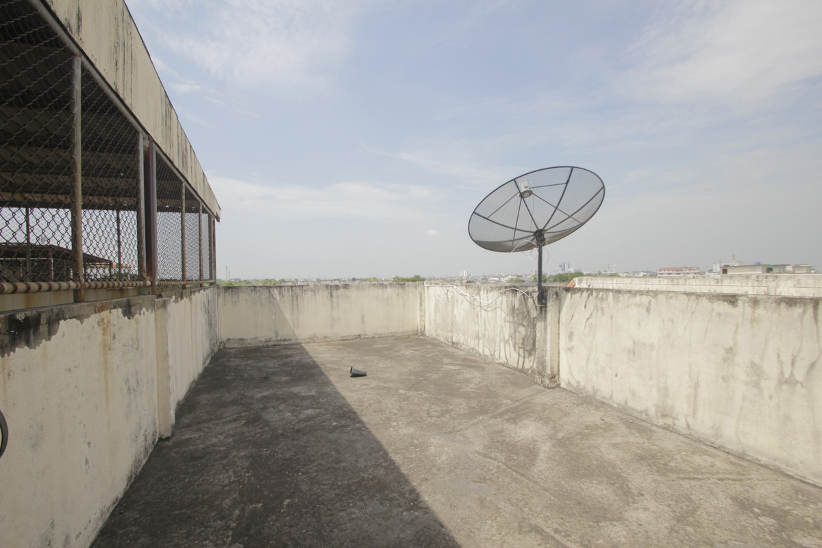 For SaleShop HouseRathburana, Suksawat : Suksawat shophouse, Pracha Uthit, Suksawat 2, Suksawat 64, Pracha Uthit 33, corner room, along the main road in front of the project. Suitable for living, trading, making an office, 3 floors, has a mezzanine, rooftop, near Bhumibol Bridge, price negotiabl