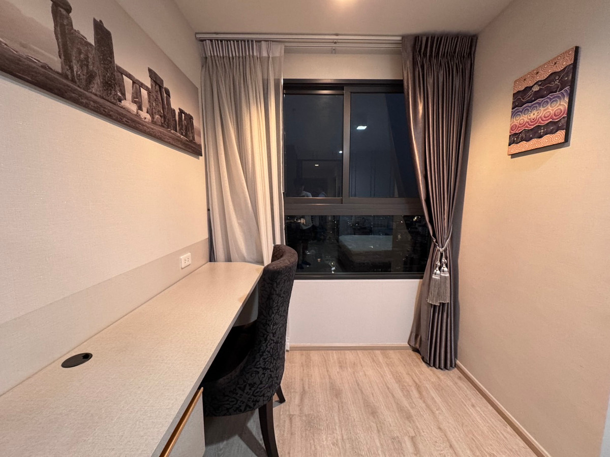 For RentCondoWongwianyai, Charoennakor : Ideo Sathorn, next to BTS Wongwian Yai, beautiful new room, open view, available and ready for rent. You can inquire.