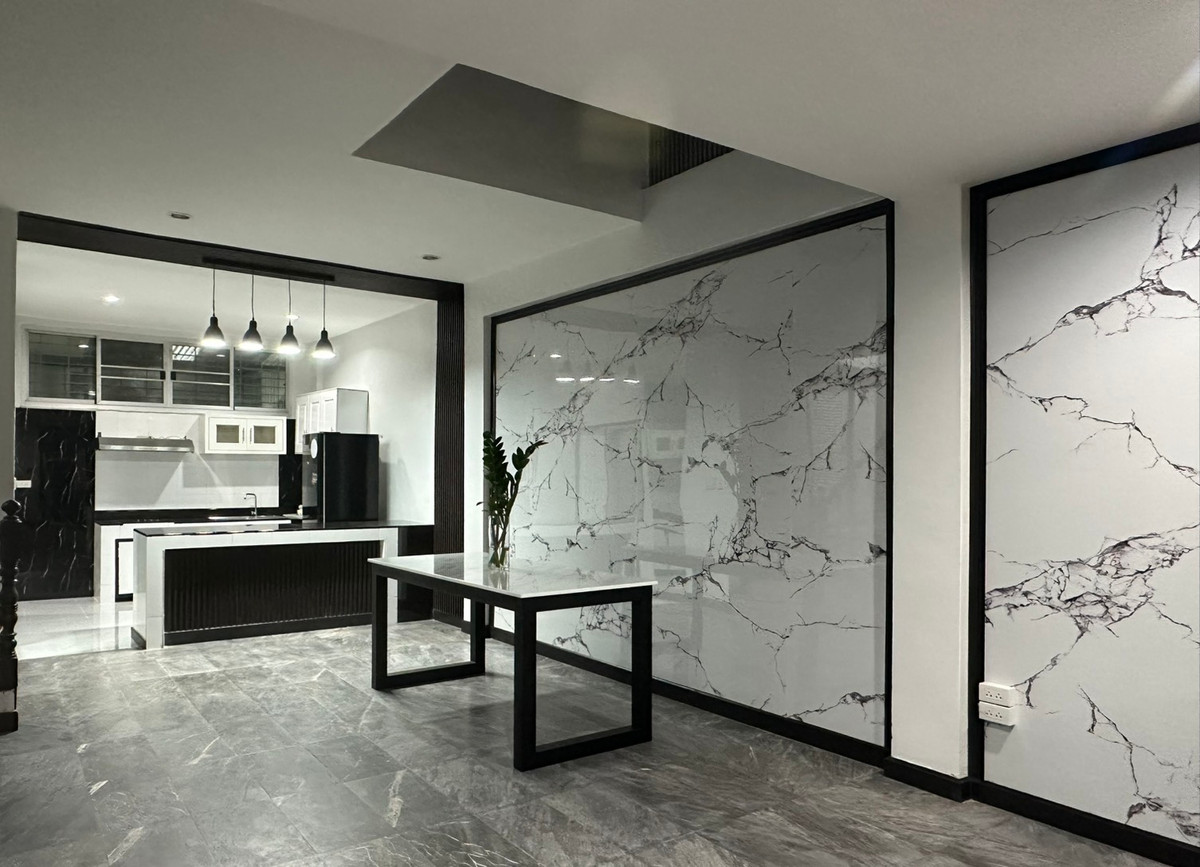 For RentTownhomeSukhumvit, Asoke, Thonglor : (BTS Thonglor, Pet Friendly) Newly Renovated Townhome for Rent – 800 meters to BTS Thong Lo